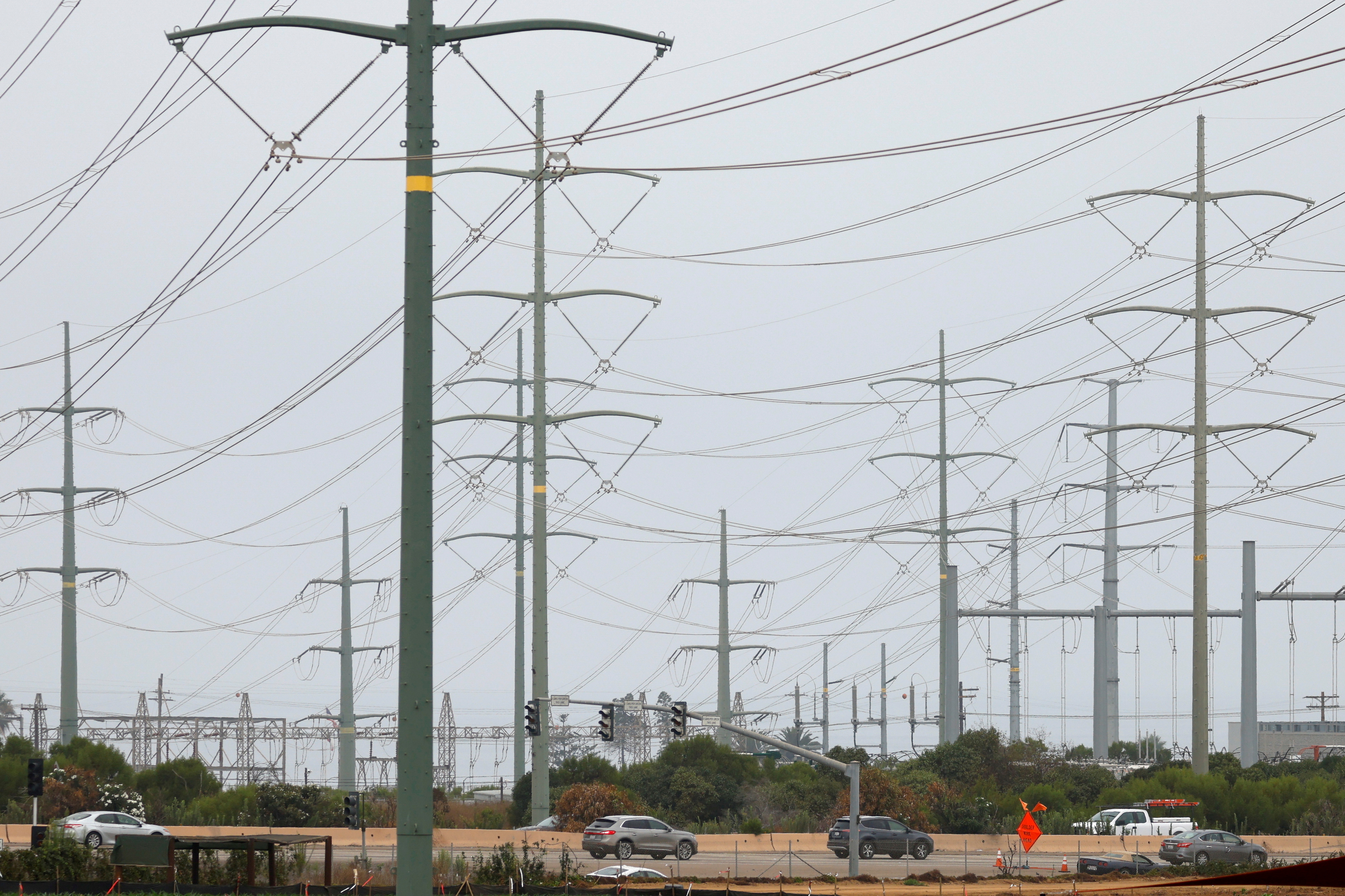 Power lines are shown in California ahead of a heave wave in 2020, in Carlsbad, California, U.S., August 17, 2020. REUTERS/Mike Blake/File Photo