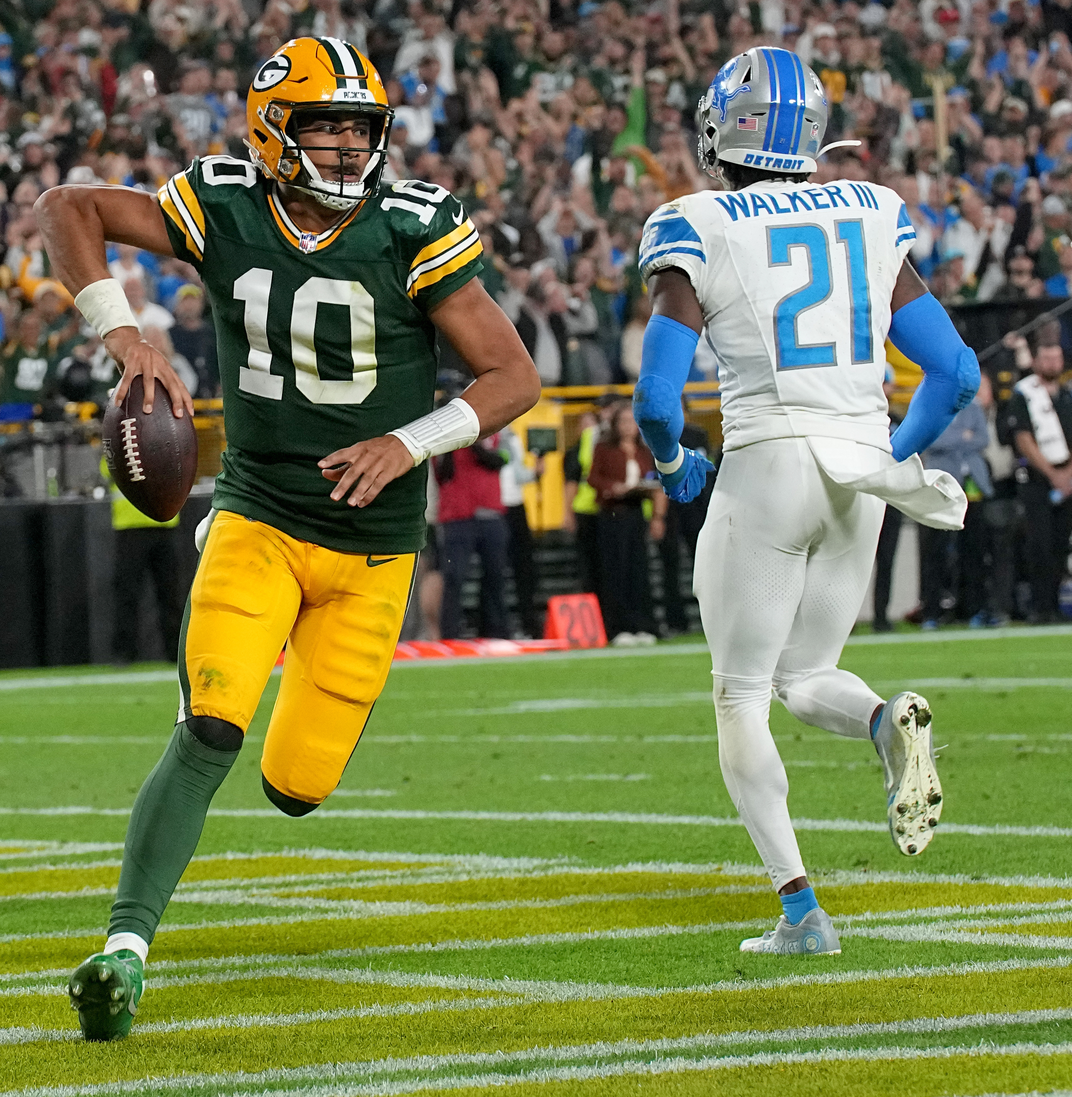 David Montgomery helps Lions top Packers, move into first in NFC