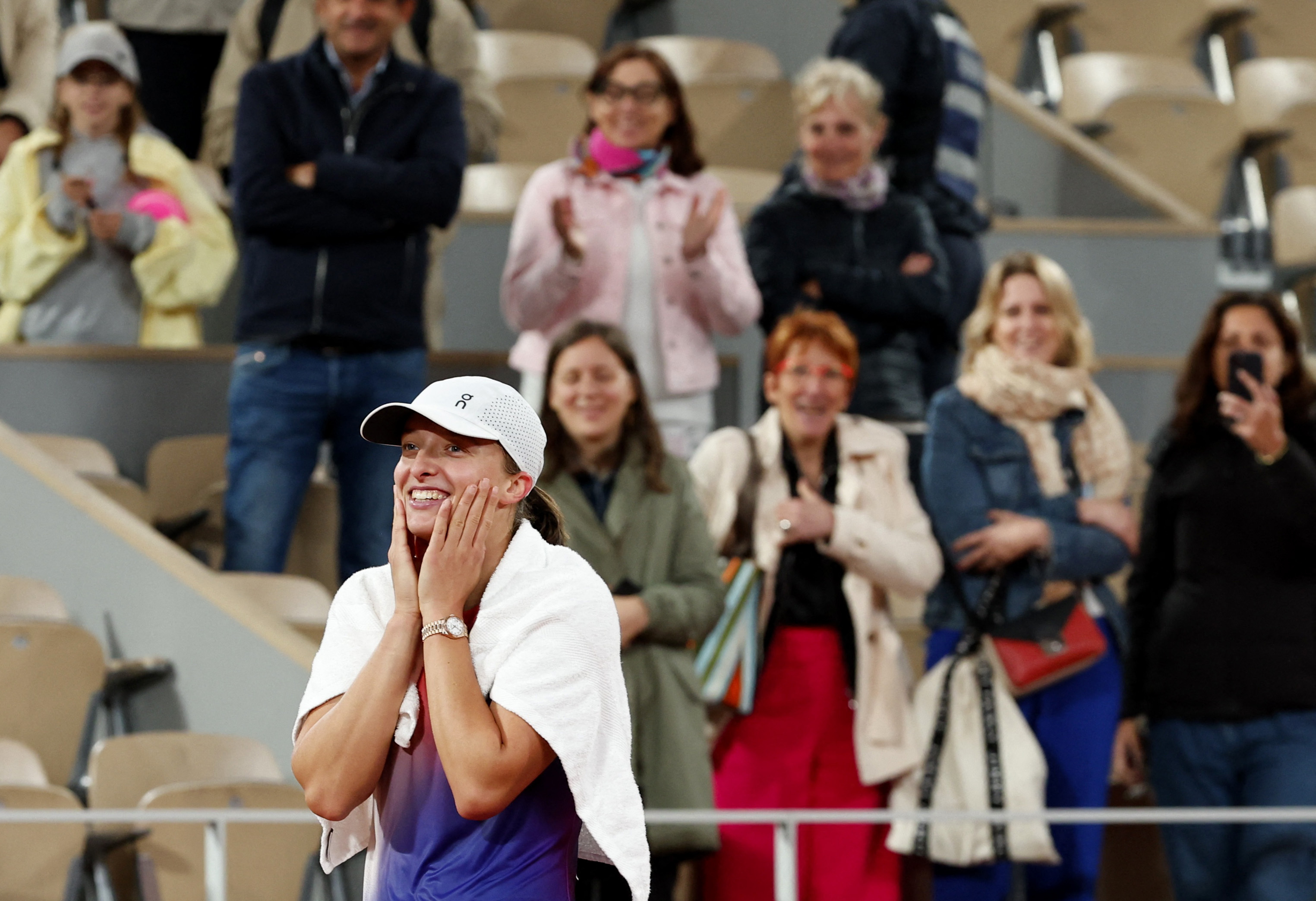 テニス＝全仏オープン、世界1位シフィオンテクが誕生日に白星