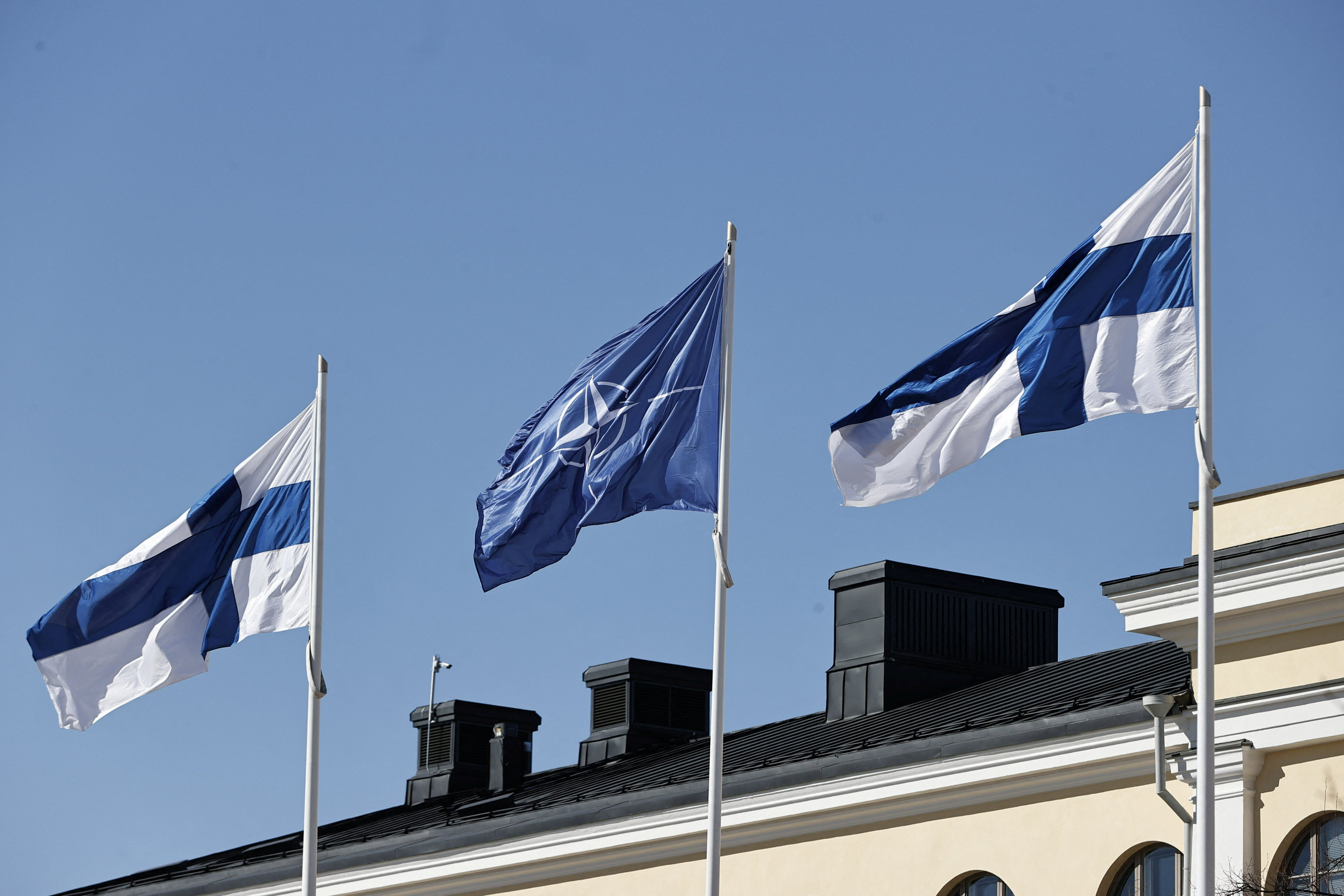 Steagul finlandez și NATO flutură în curtea Ministerului Afacerilor Externe din Helsinki