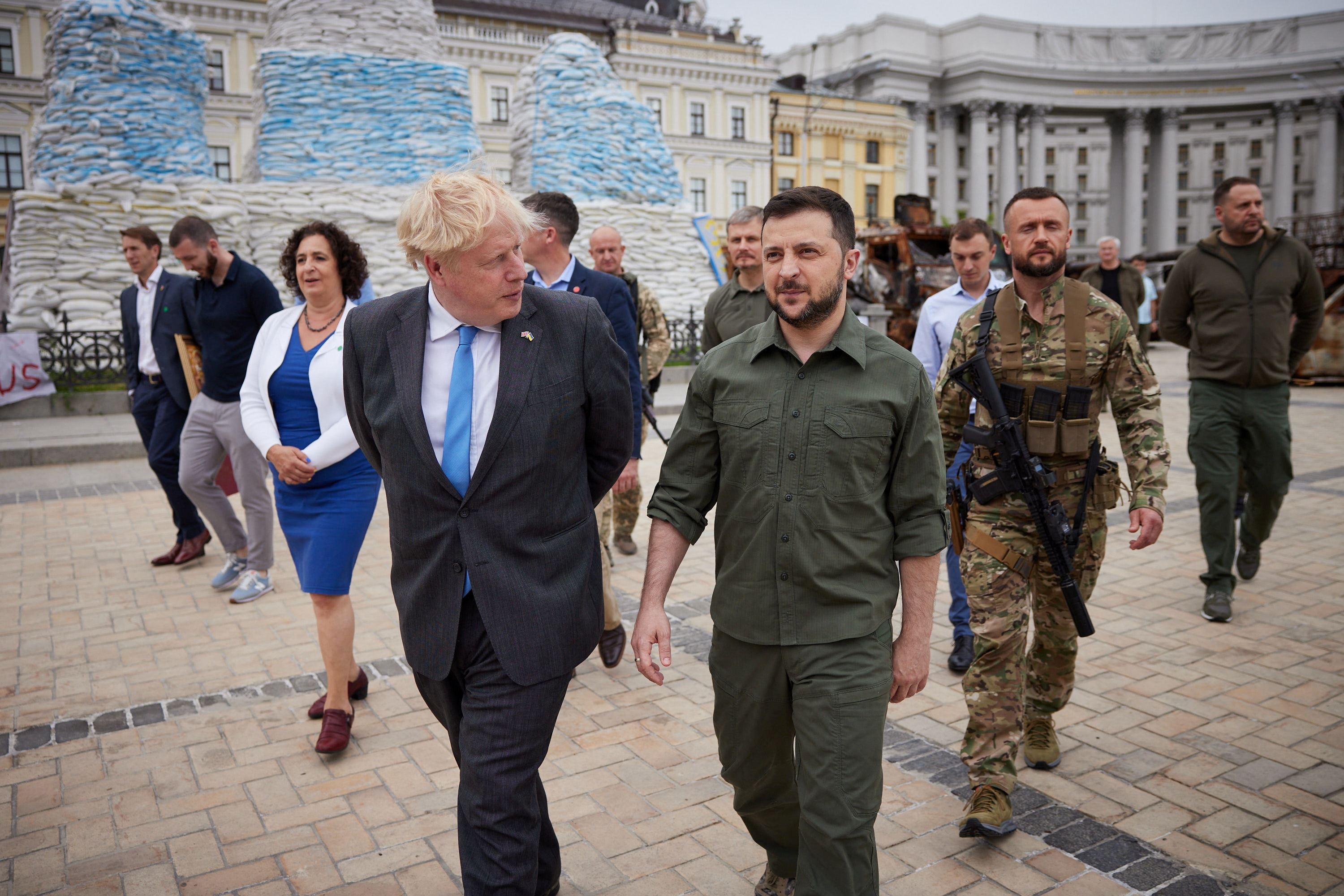 O primeiro-ministro britânico Johnson e o presidente da Ucrânia Zelenskiy caminham na Praça Mykhailivska em Kyiv