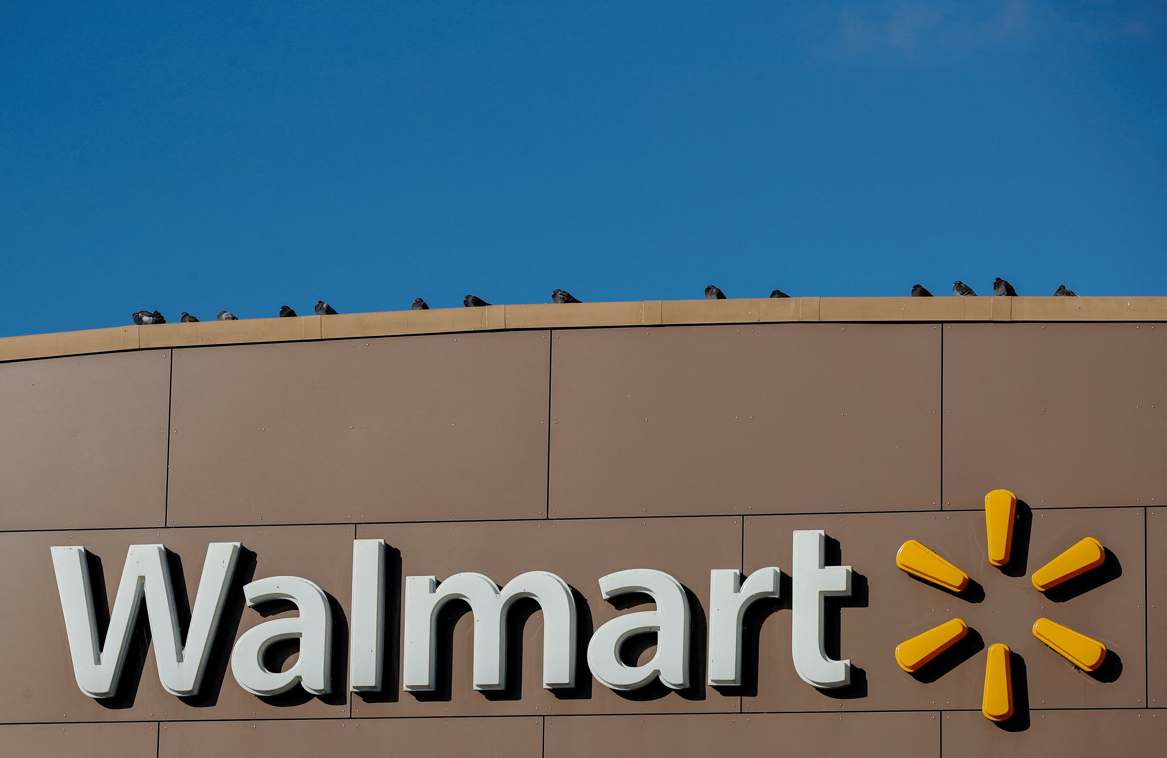 O logotipo do Walmart é visto fora de uma das lojas em Chicago