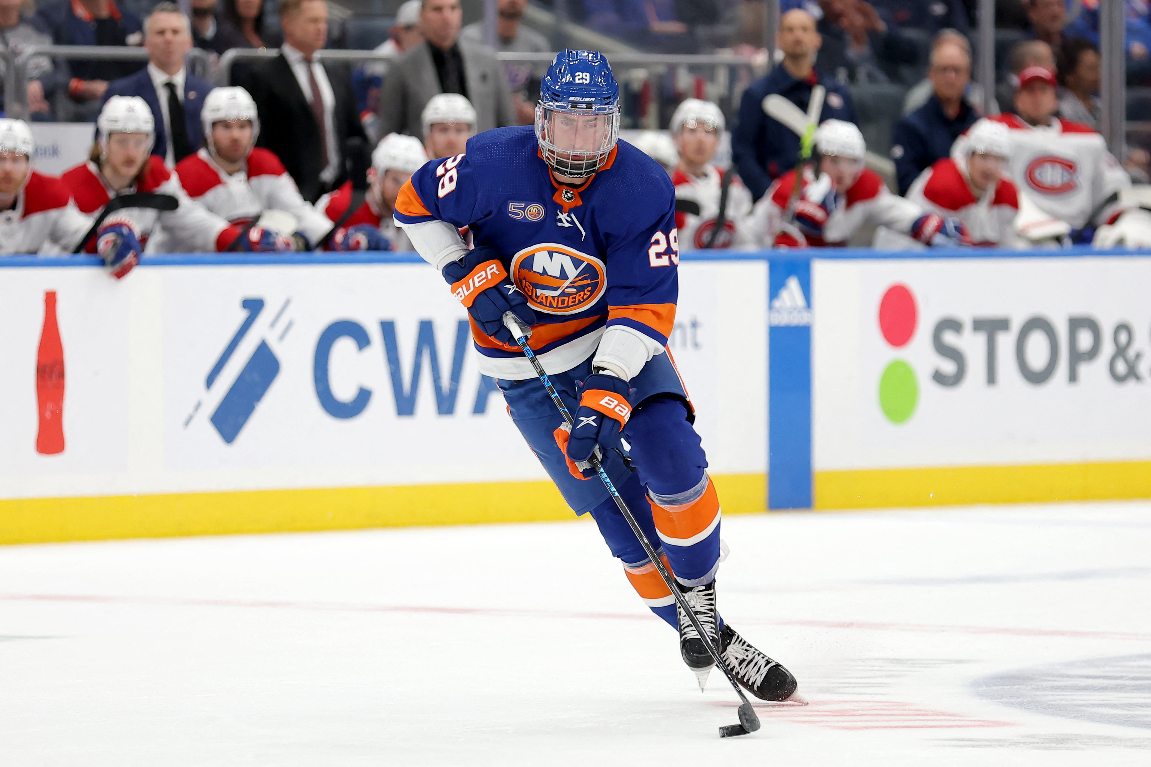 NHL roundup: Stars goalie Wedgewood beats former team, 4-1