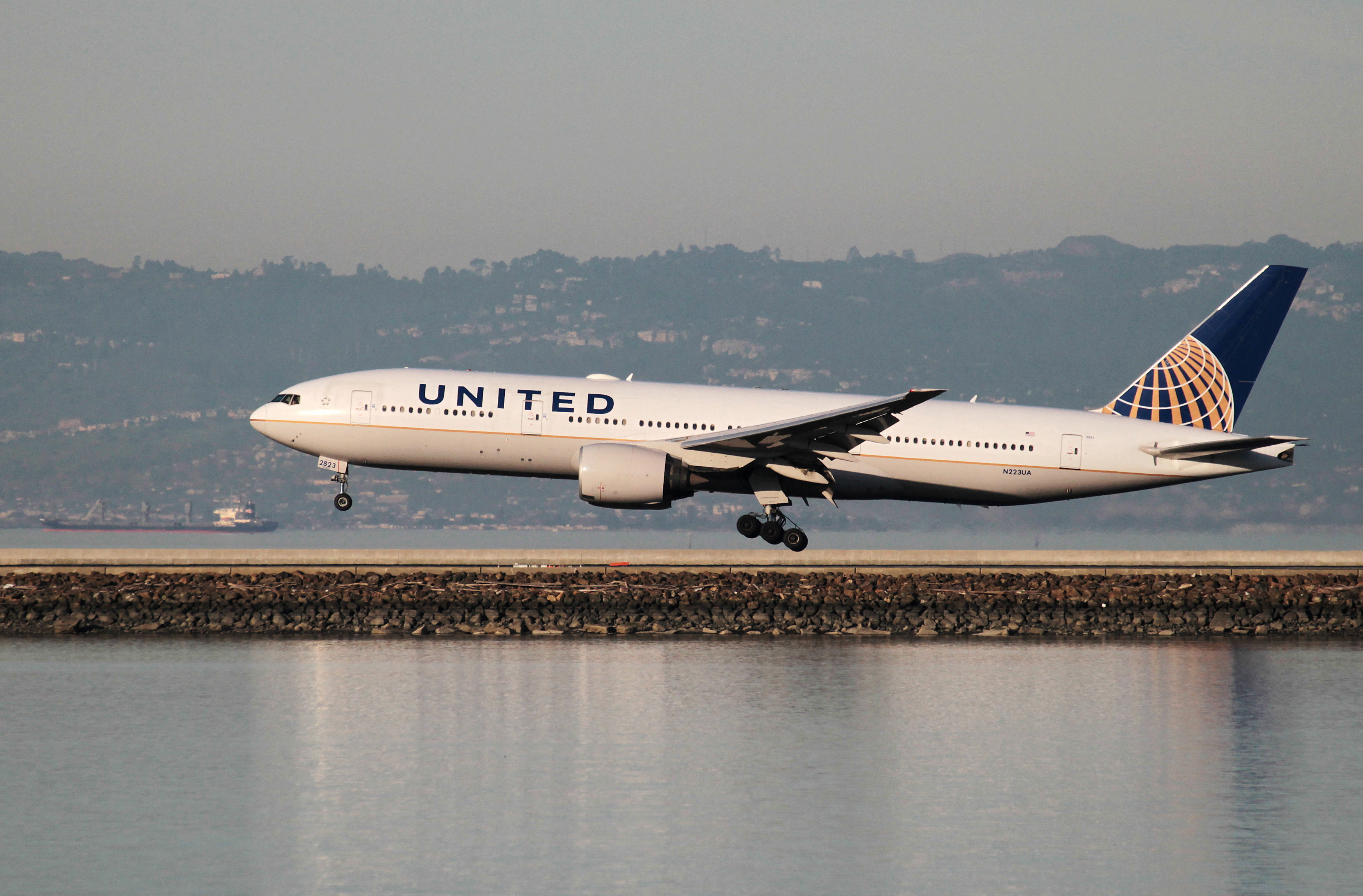 A United Airlines Boeing 777-200 lands at San Francisco International Airport, San Francisco
