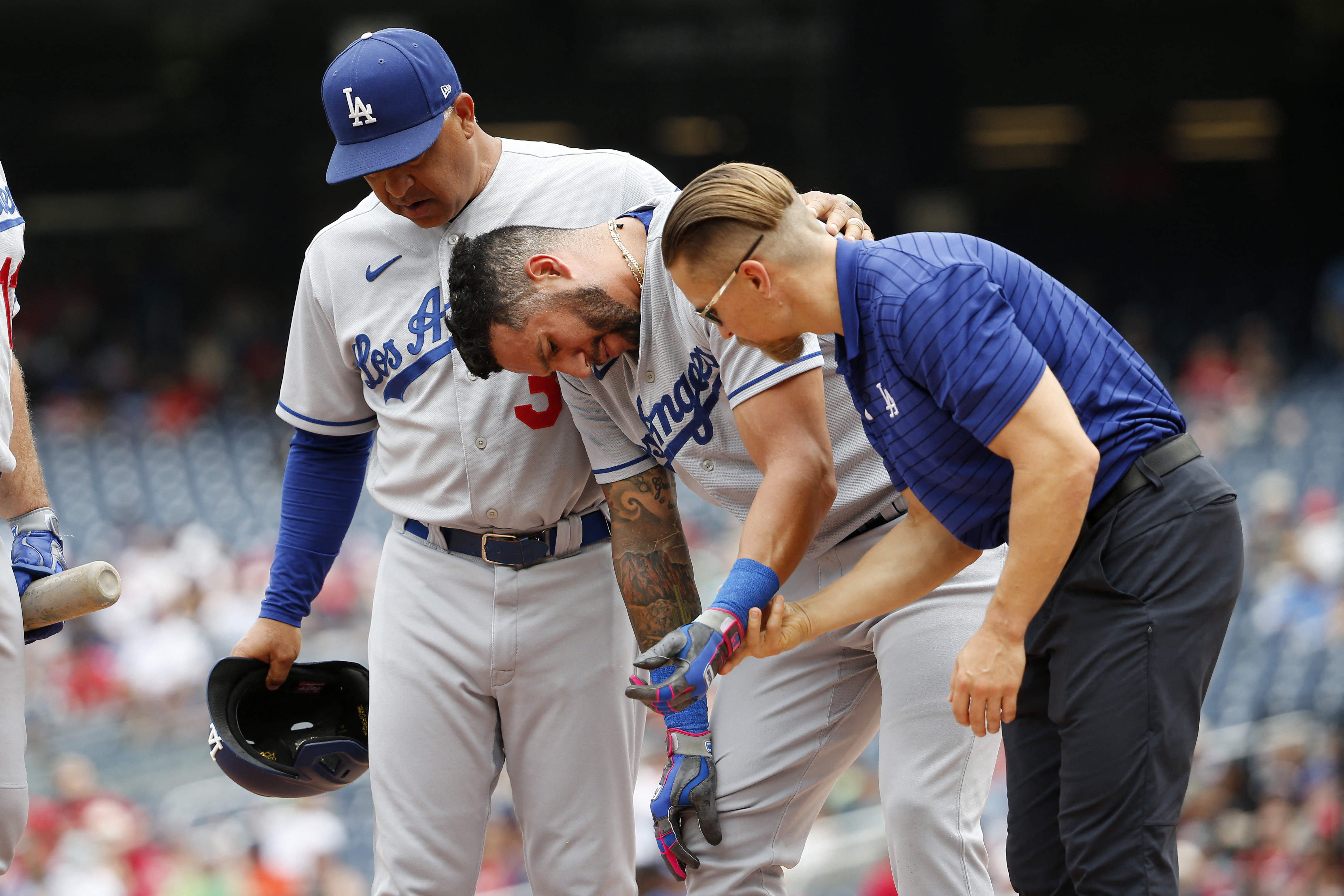 Dodgers clinch delay-filled series with Nationals