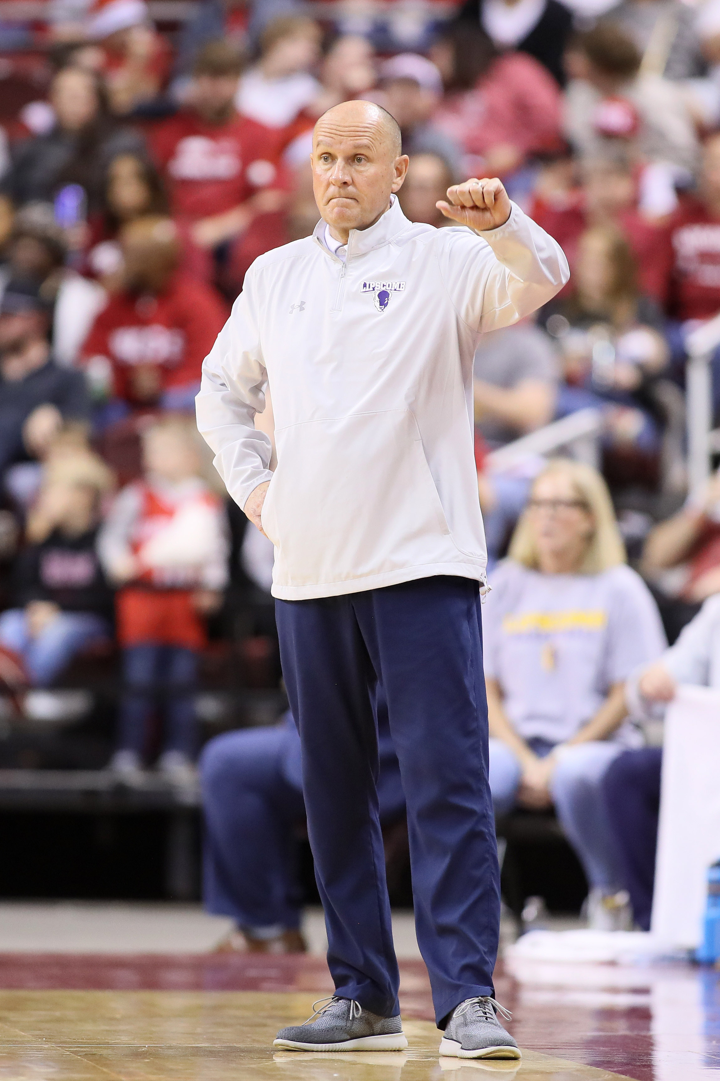 Up 20, Arkansas hangs on to beat 6966 Reuters