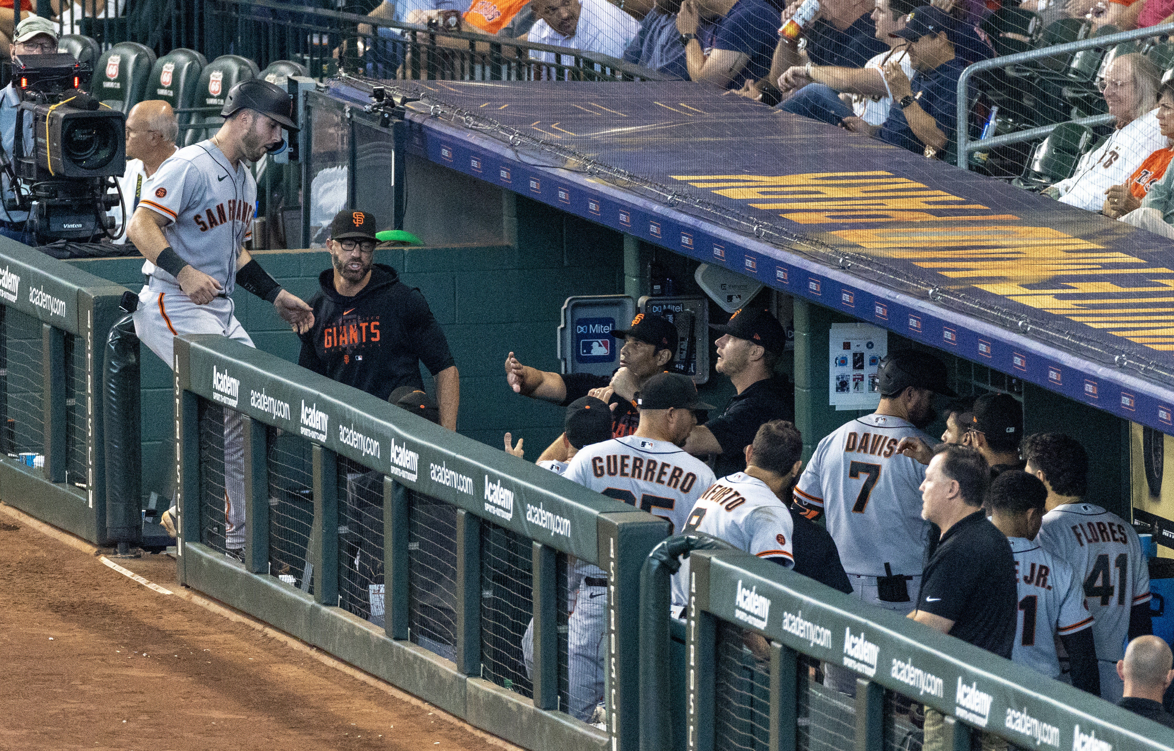 Flores homers to help Giants to 4-2 win over Astros