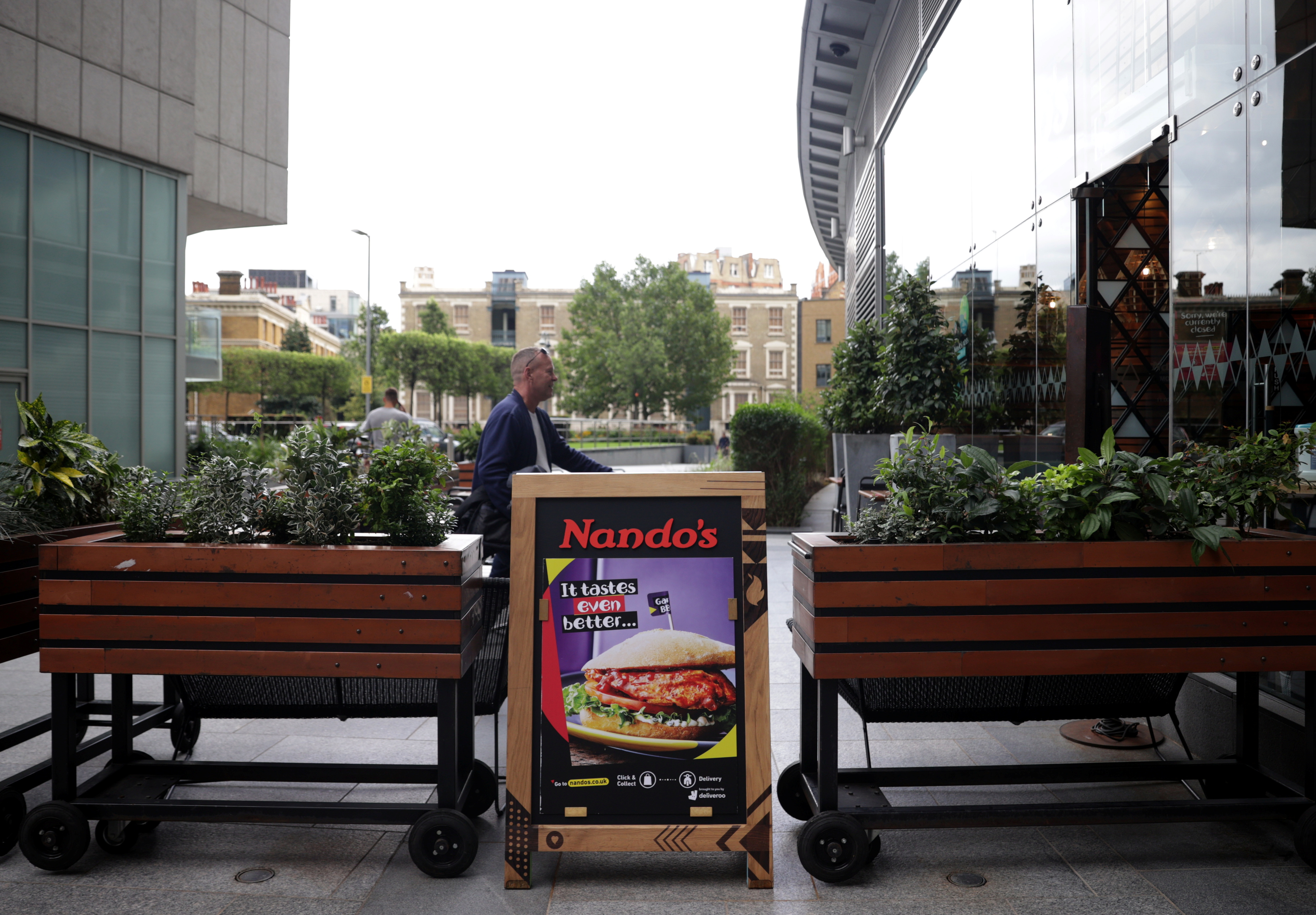 Nandos outdoor online seating