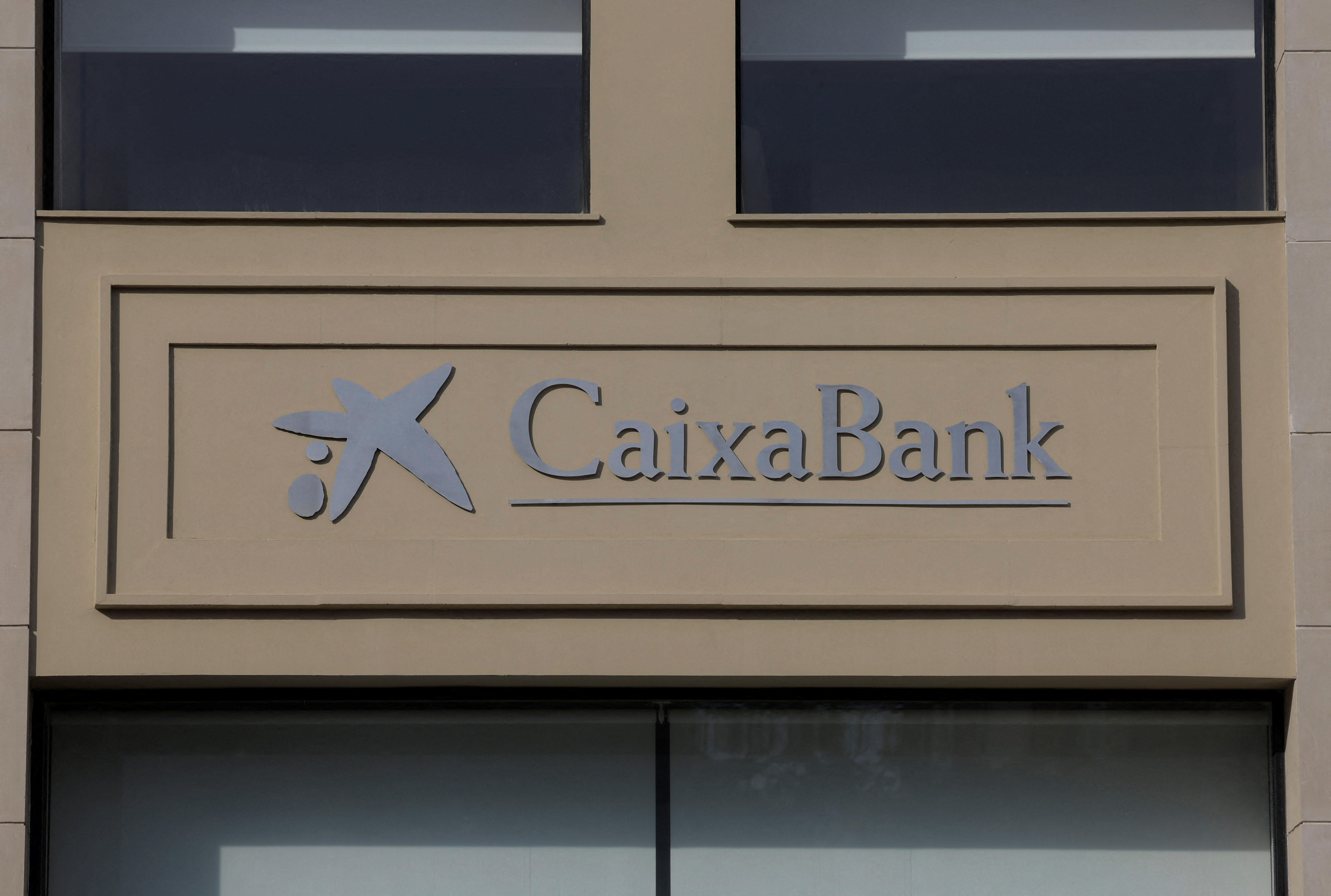 Caixabank sets out plan to maintain profitability as interest rates fall |  Reuters