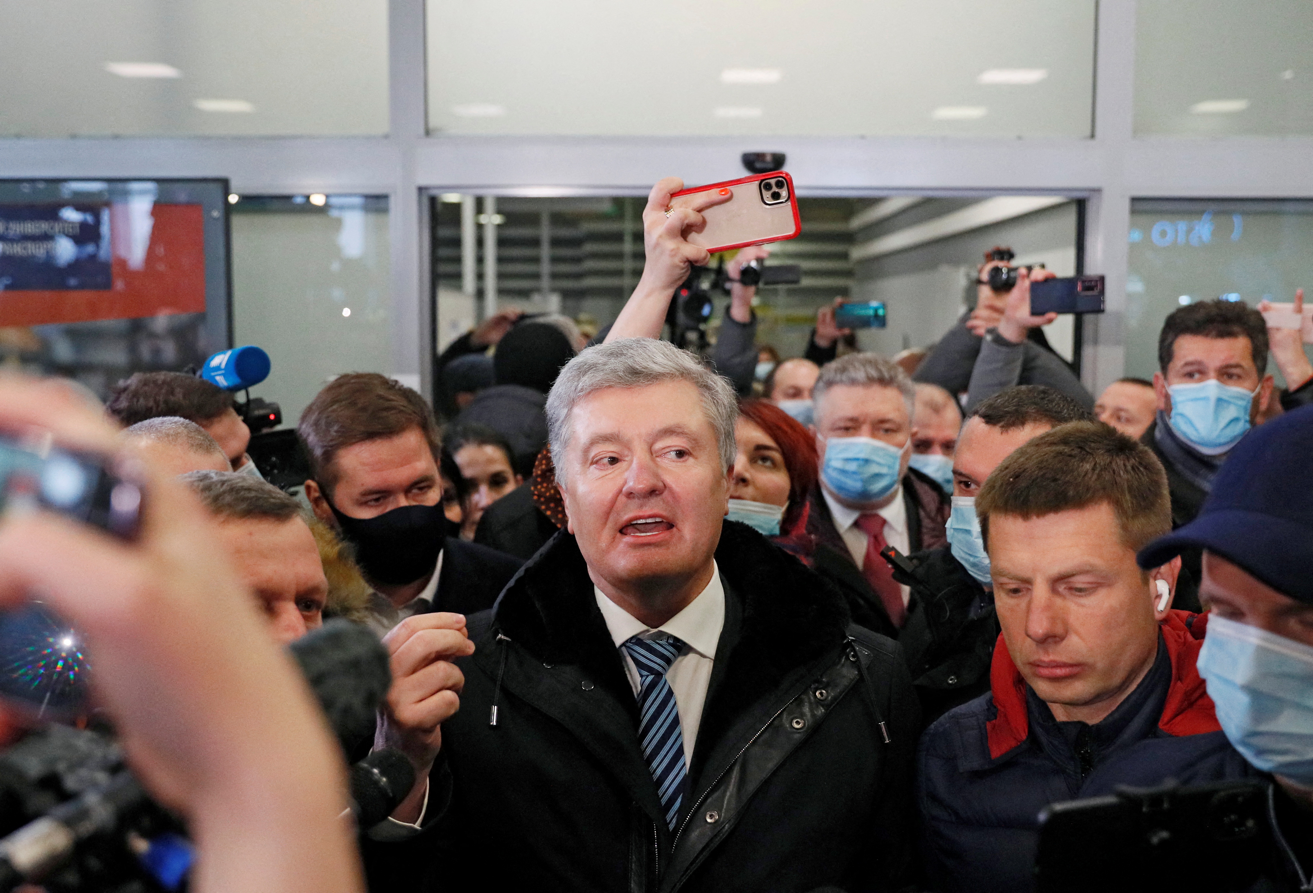 De Oekraïense voormalige president Petro Poroshenko spreekt journalisten toe bij aankomst op de luchthaven van Zhulyany in Kiev, Oekraïne, 17 januari 2022. REUTERS/Gleb Garanich