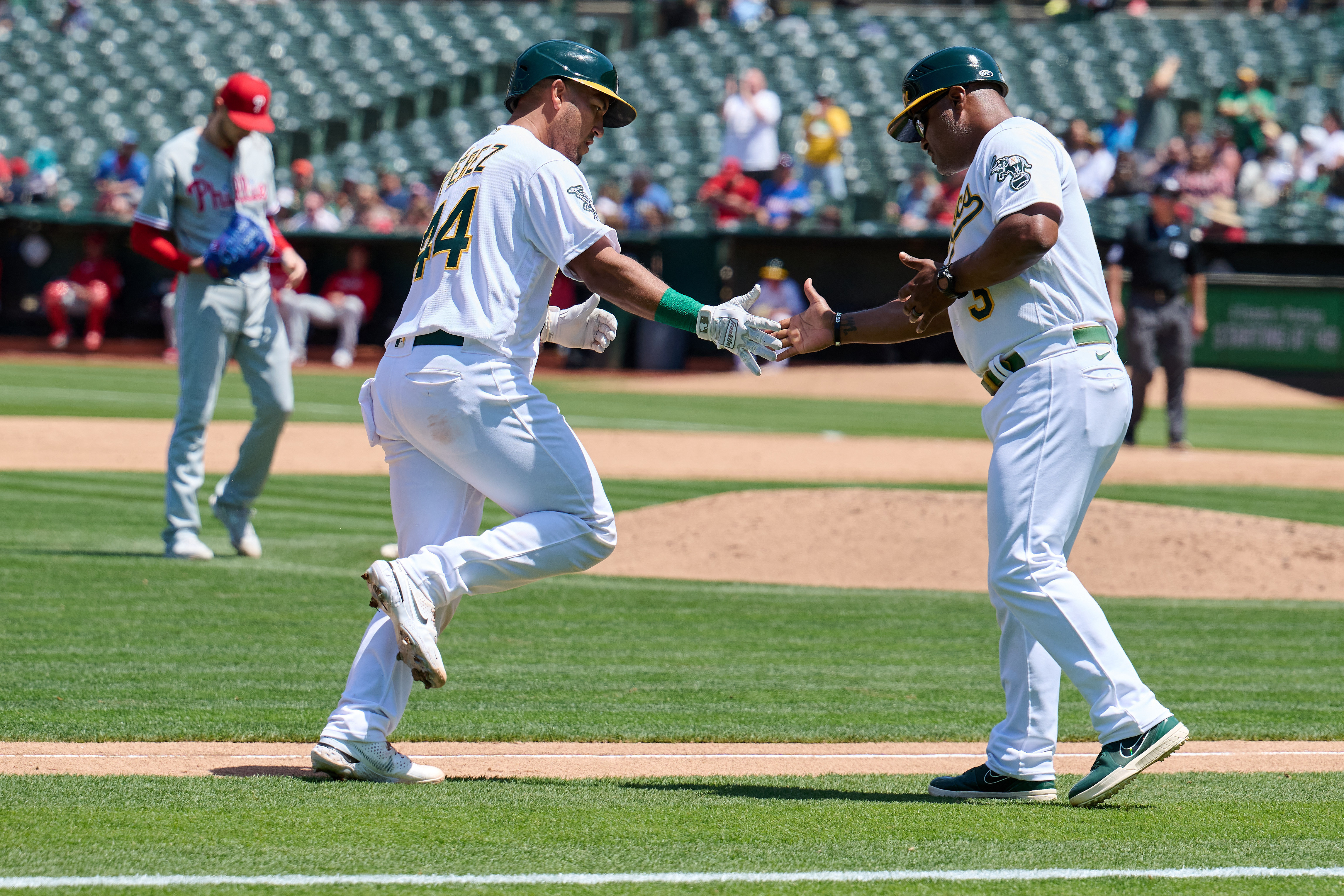 Phillies win another tight contest vs. A's