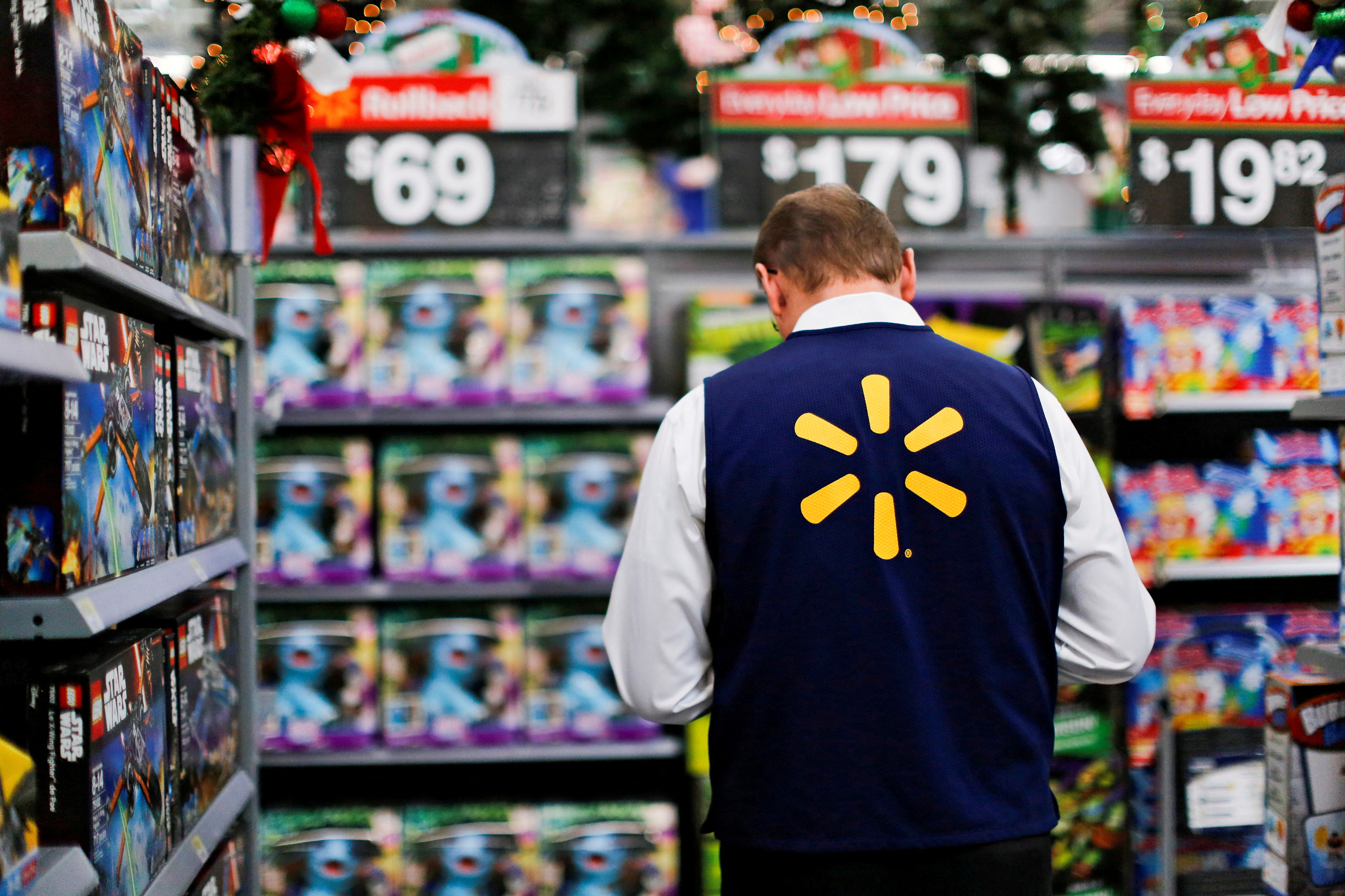 Walmart sounds a note of caution on consumers ahead of holidays, shares  fall