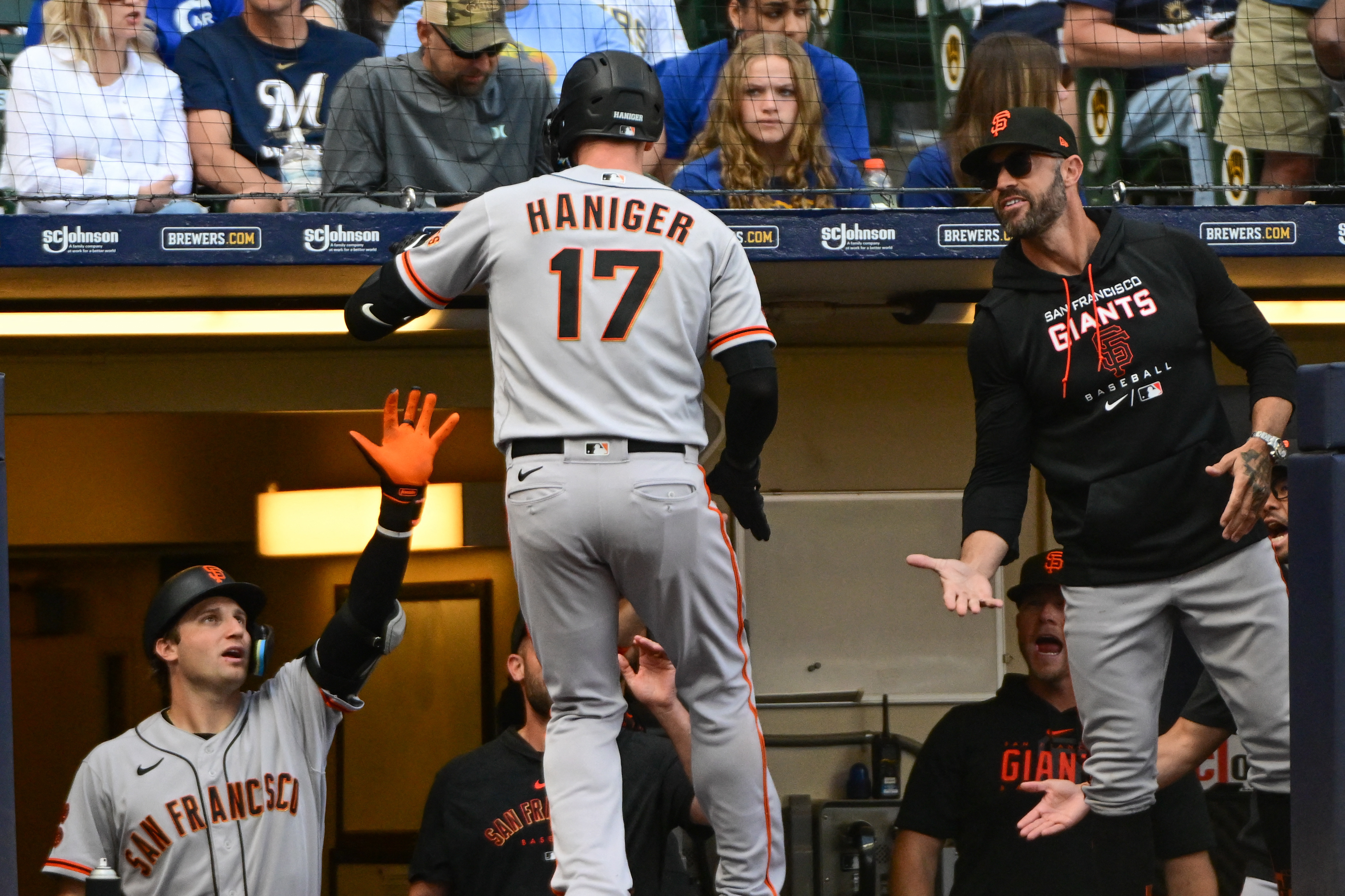 Giants come through with clutch plays to beat Brewers