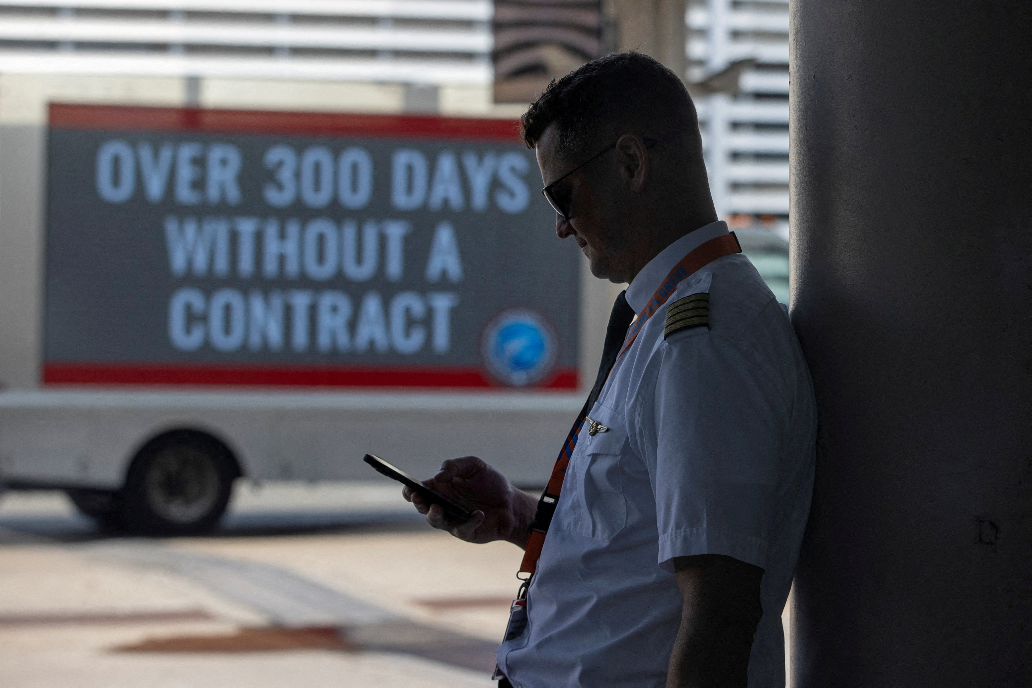 Pilots hold informational picket at Toronto Pearson International Airport