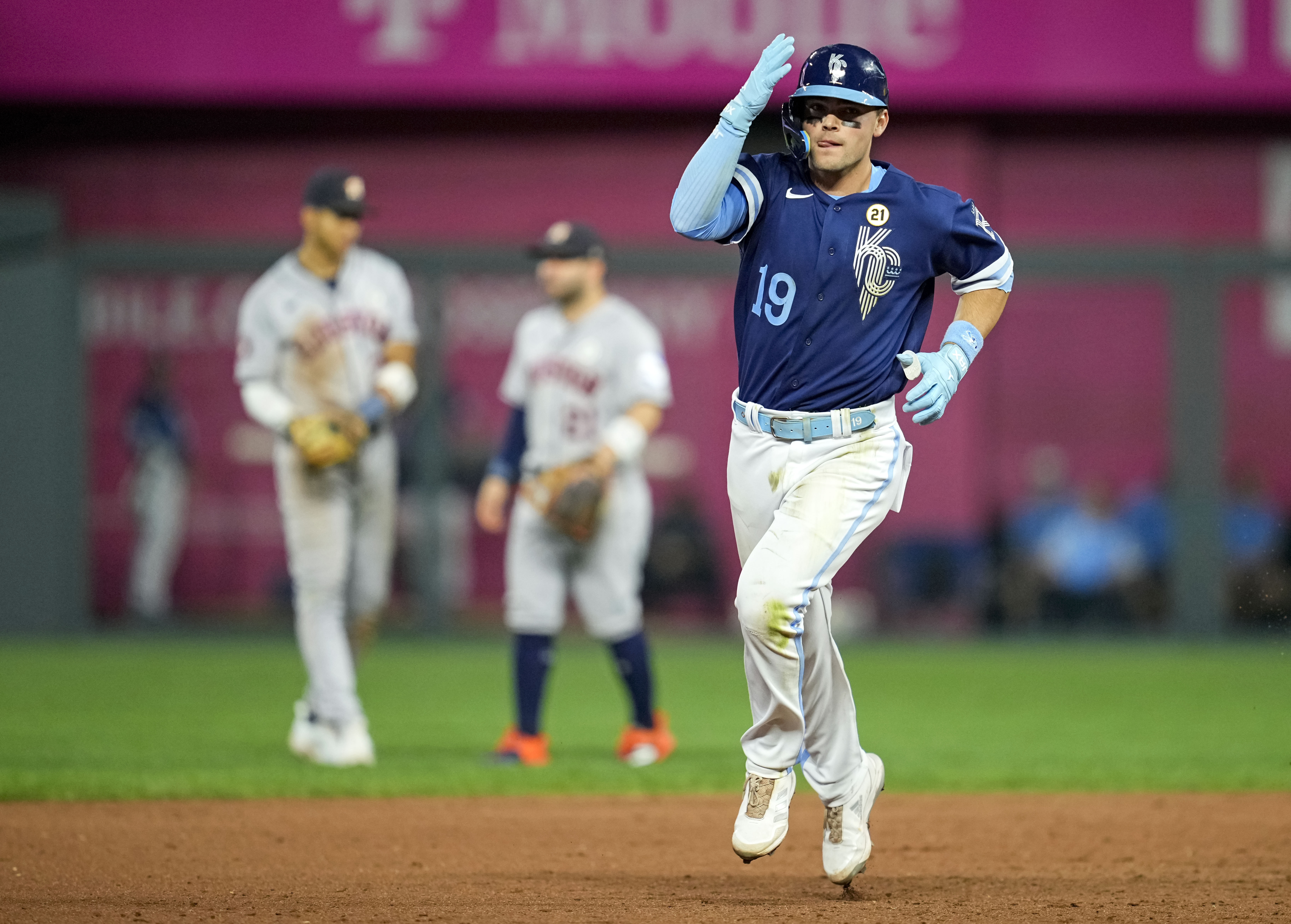 Díaz hit in 10th propels Astros to 6-3 win over Royals