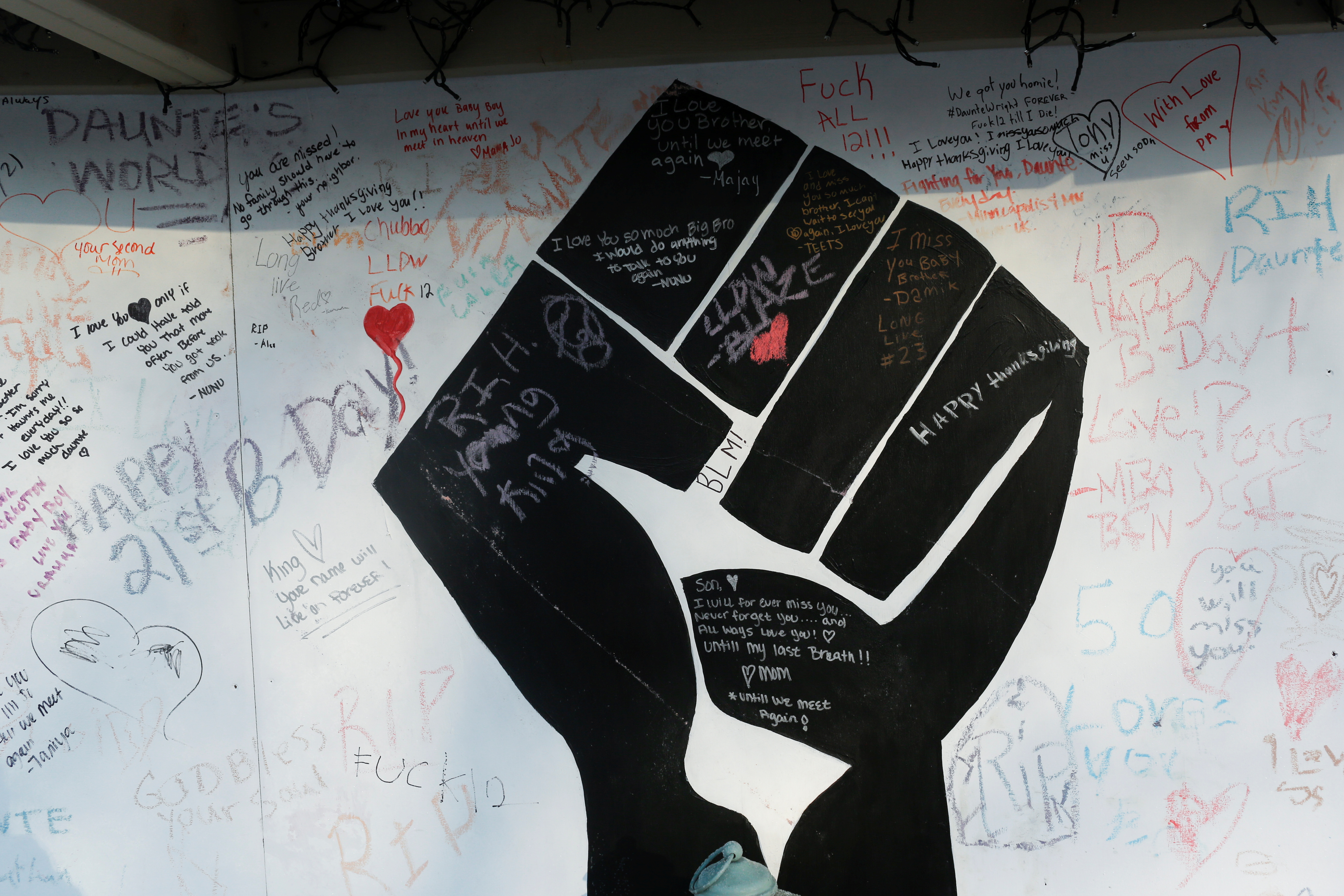 SENSITIVE MATERIAL. THIS IMAGE MAY OFFEND OR DISTURB Notes from Daunte Wright’s family and friends are written on memorial art at the site where Daunte Wright was killed as opening statements are set to begin in the manslaughter trial of Kimberly Potter, a white former Minnesota police officer charged in the fatal shooting of Daunte Wright, a Black man whose April death sparked protests, in Minneapolis, Minnesota, U.S., December 8, 2021. REUTERS/Nicole Neri