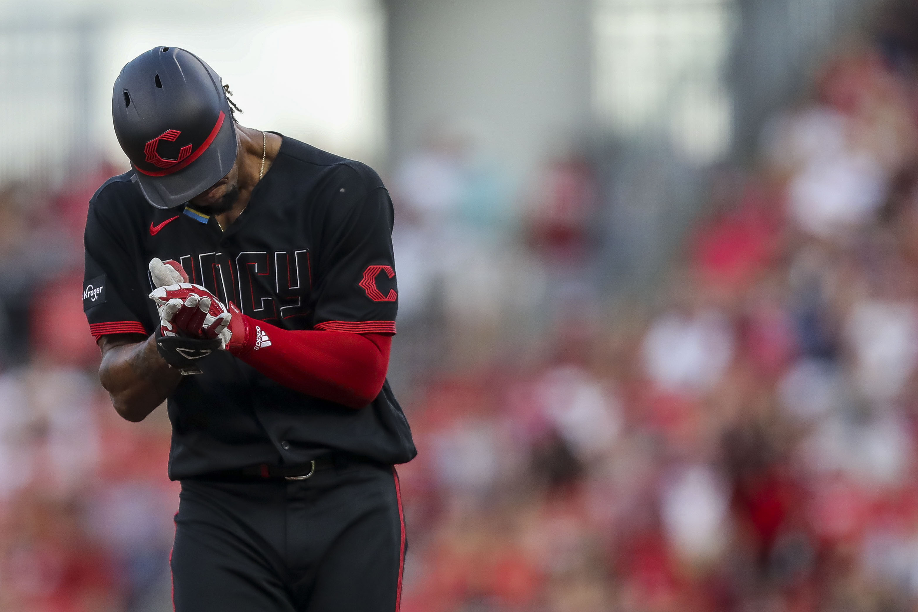 Brewers' Burnes nearly faints in sweltering heat, fans 13 in 1-0 win over  Reds –