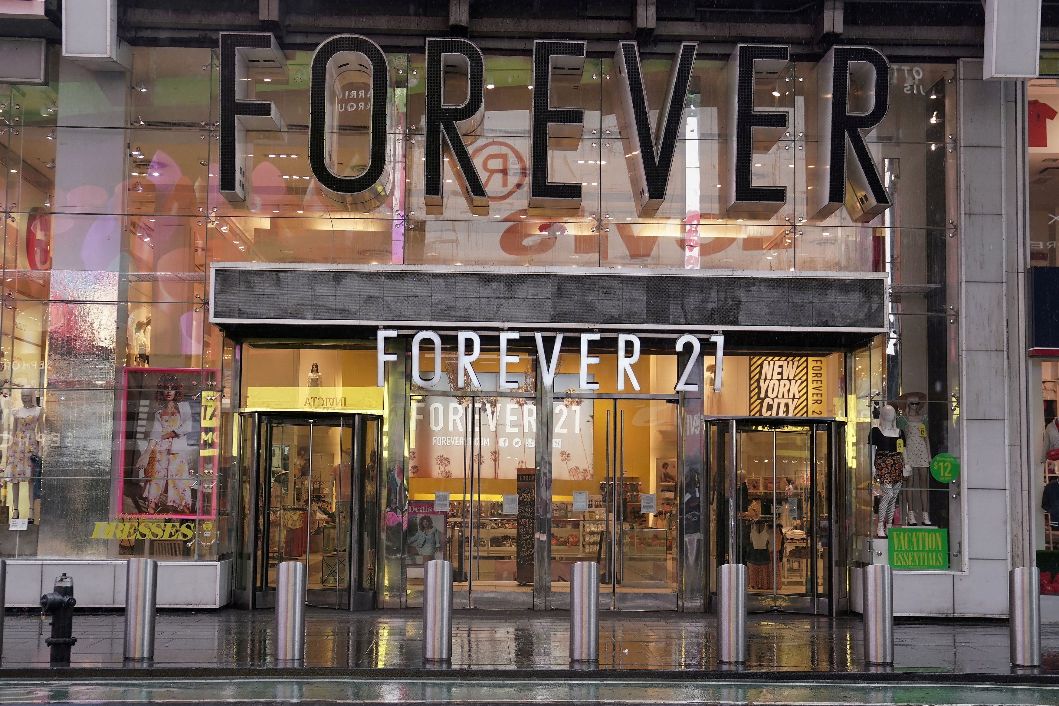 Forever 21, Losing Young Shoppers, Is Said to Be Near Bankruptcy Filing -  The New York Times