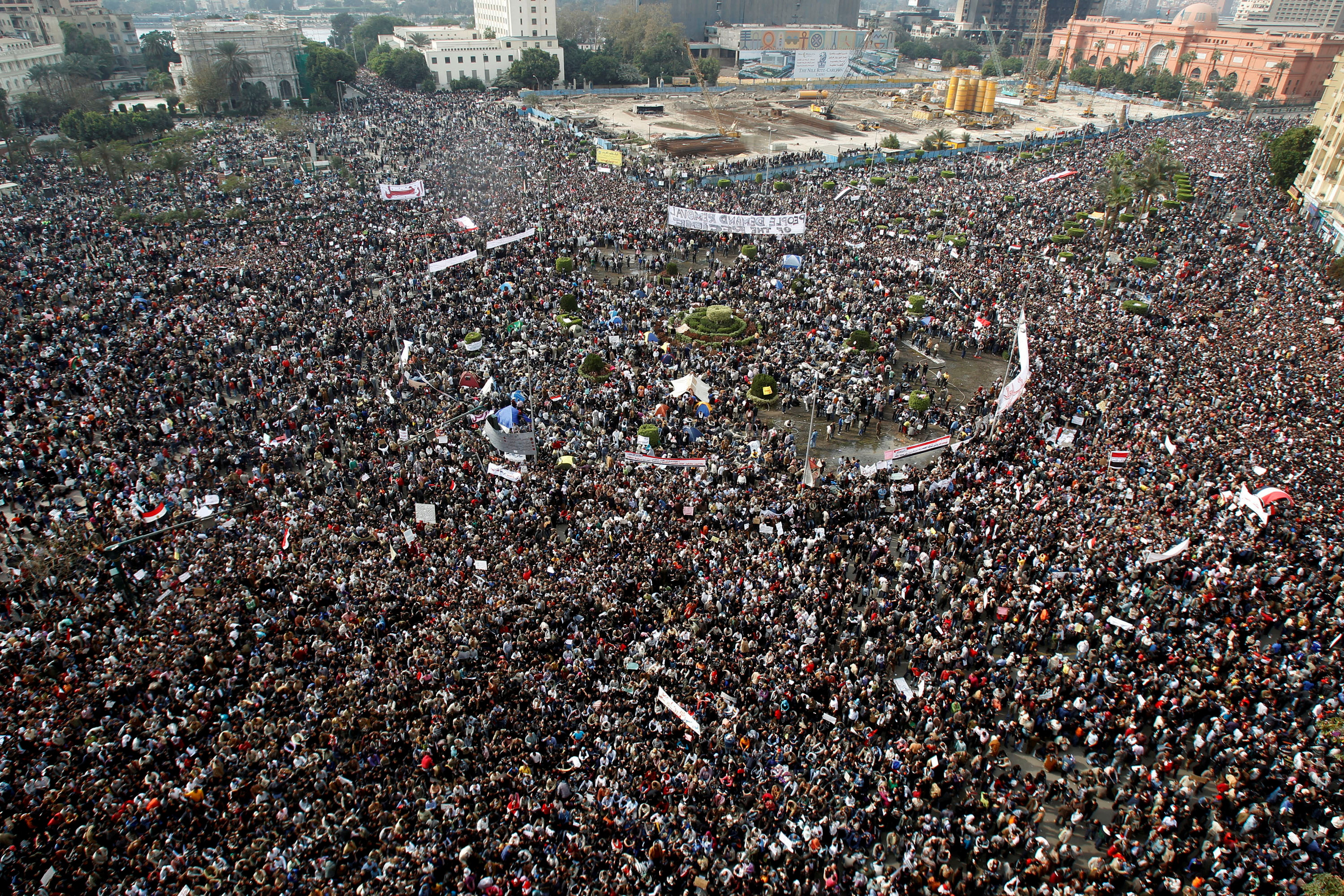 И даже тысяч человек которым. Миллион человек в одном месте. Огромная толпа на площади. Самое большое скопление людей. 4 Миллиона людей.