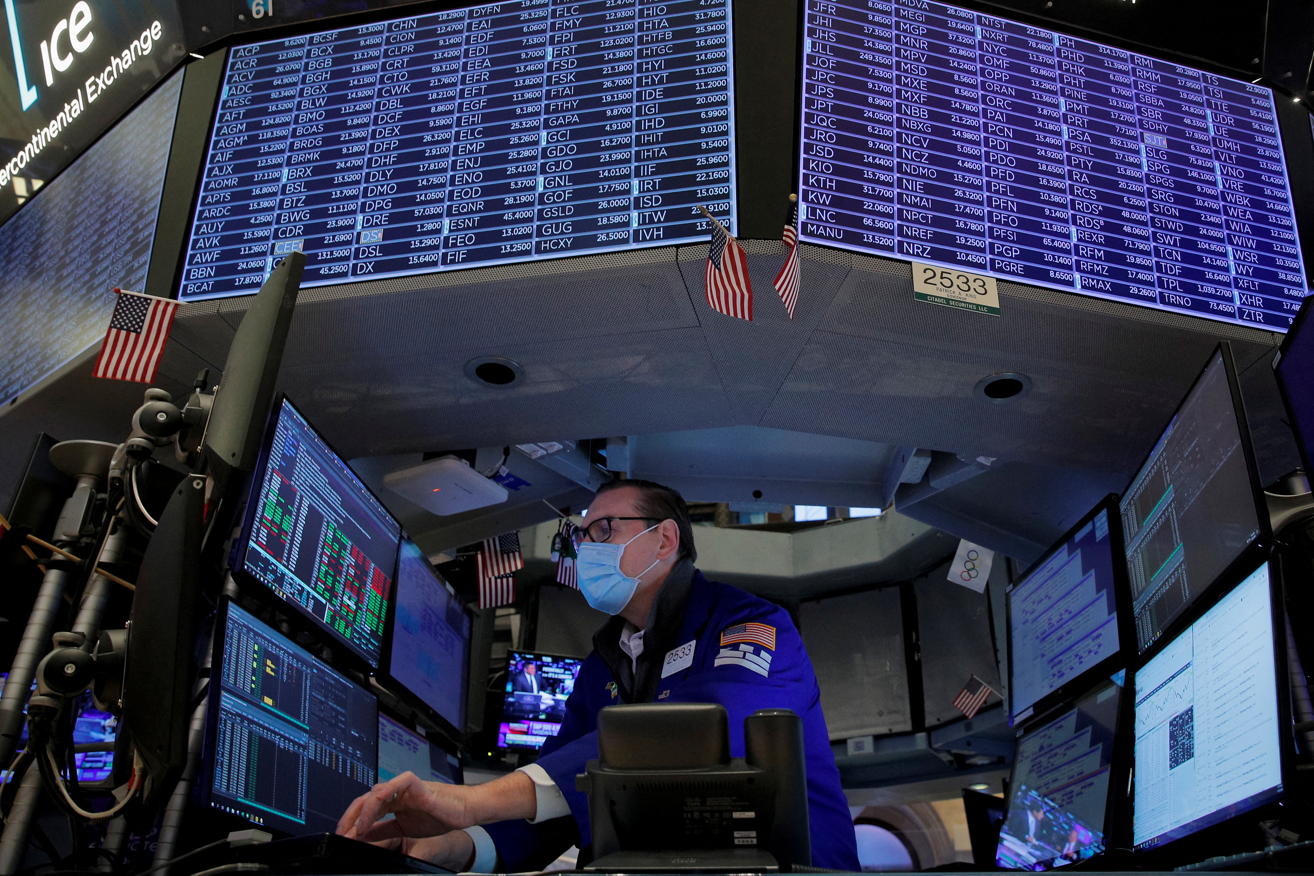 Traders work on the floor of the New York Stock Exchange (NYSE) in New York City, U.S., January 25, 2022.  REUTERS/Brendan McDermid