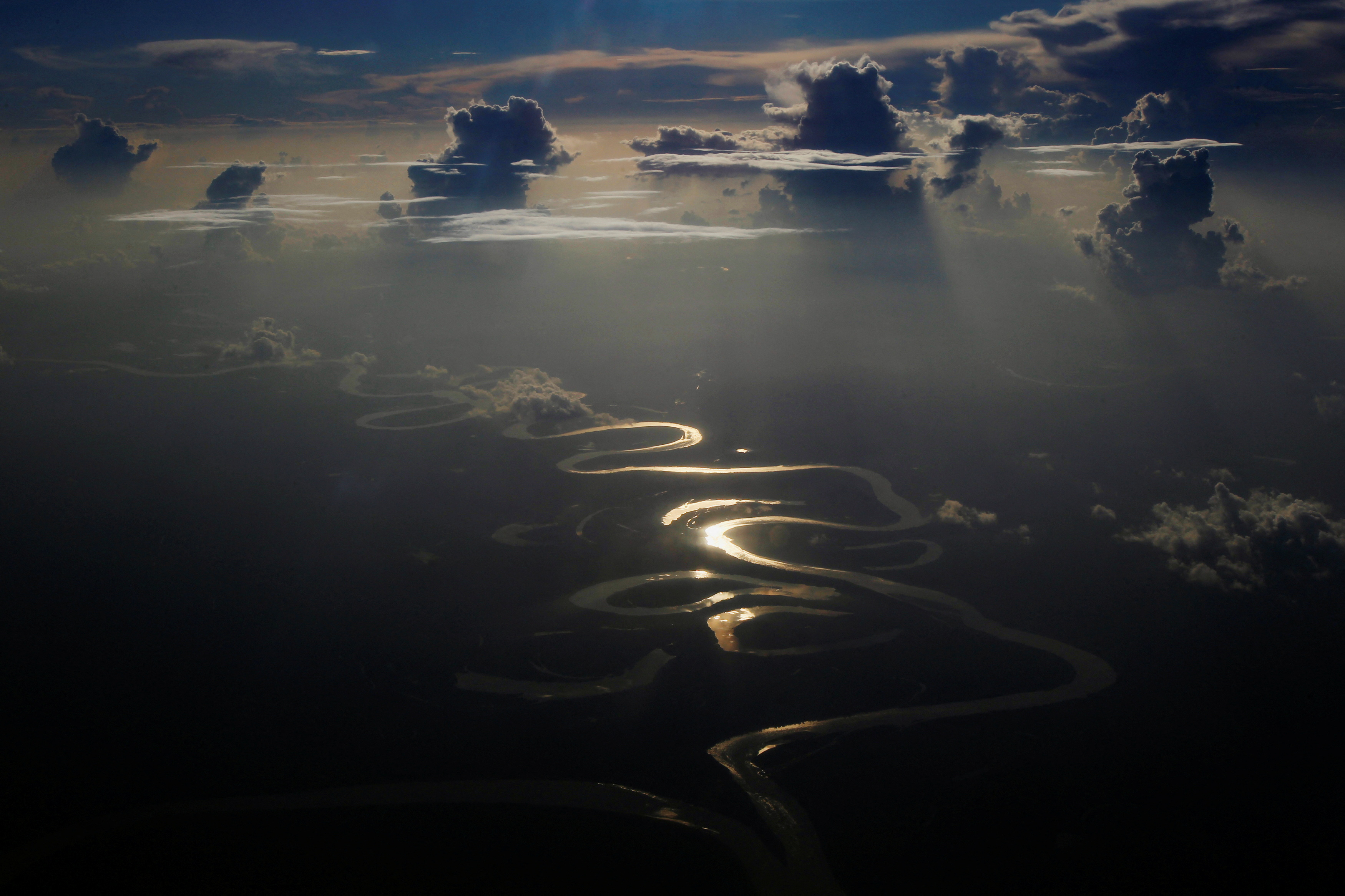 Реки на планете земля. Река Амазонка сверху. Река Амазонка из космоса. Река Амазонка фото с космоса. Устье реки амазонки из космоса.