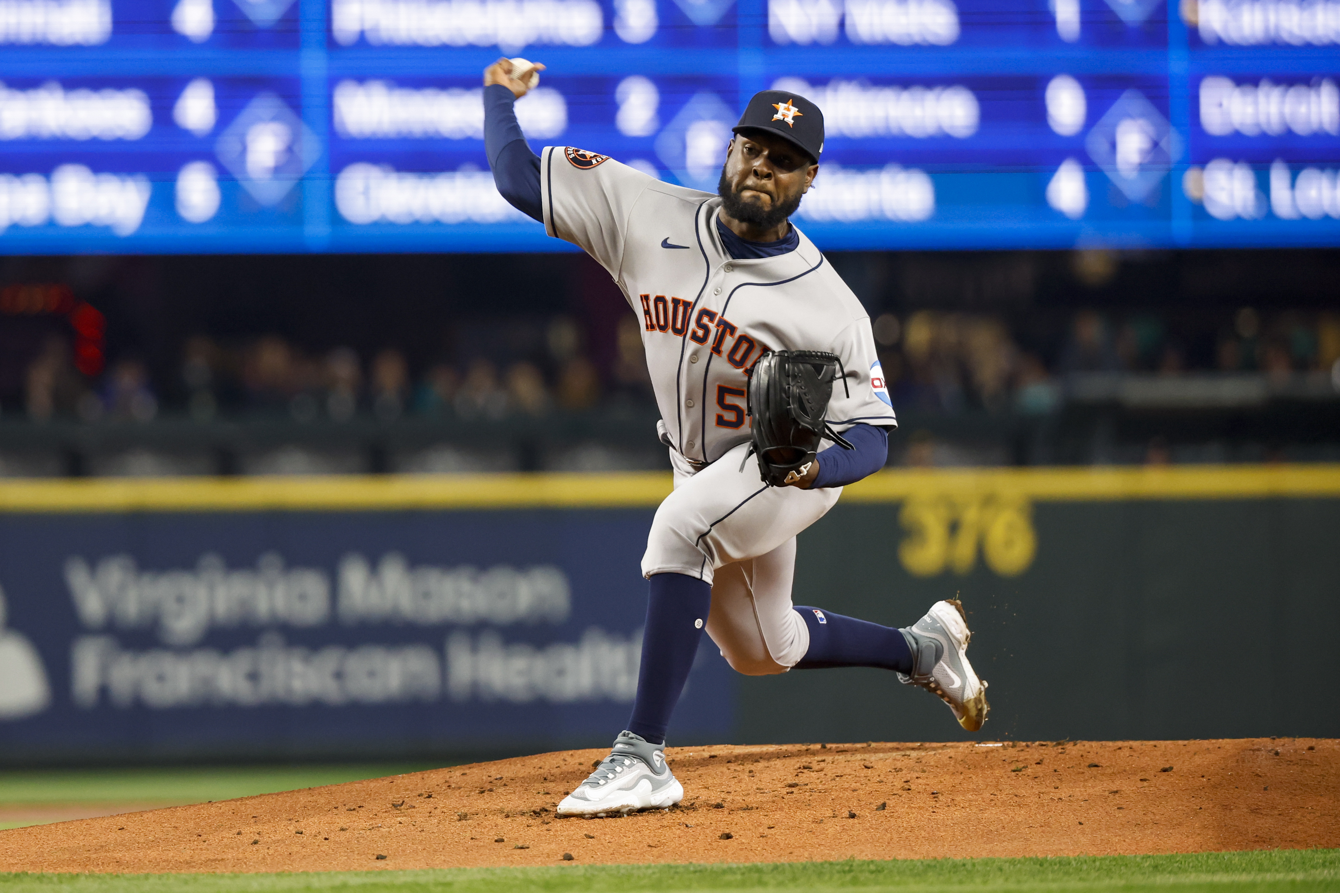 Kyle Tucker's late HR lifts Astros over Mariners