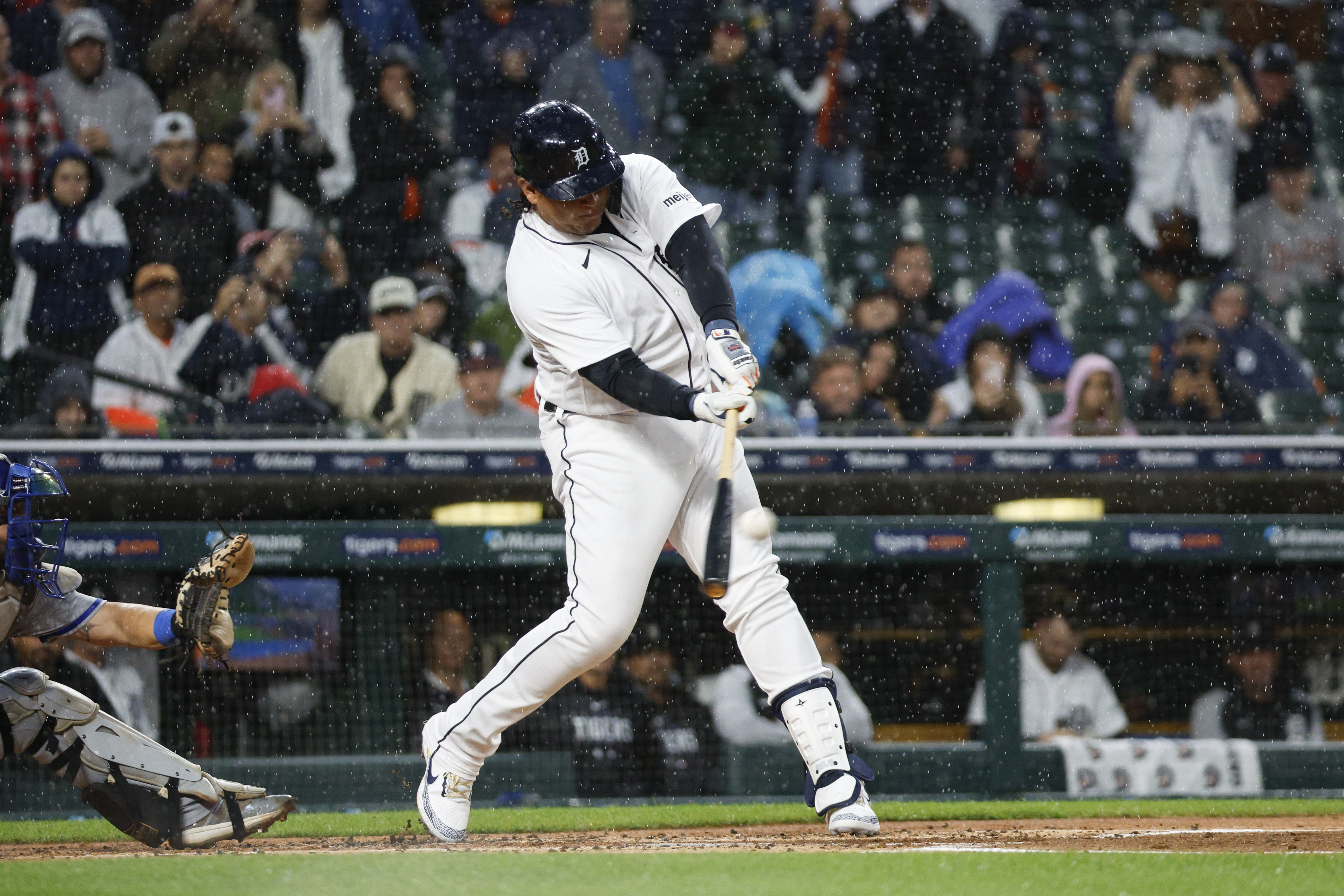 Royals-White Sox suspended by rain after 8 innings