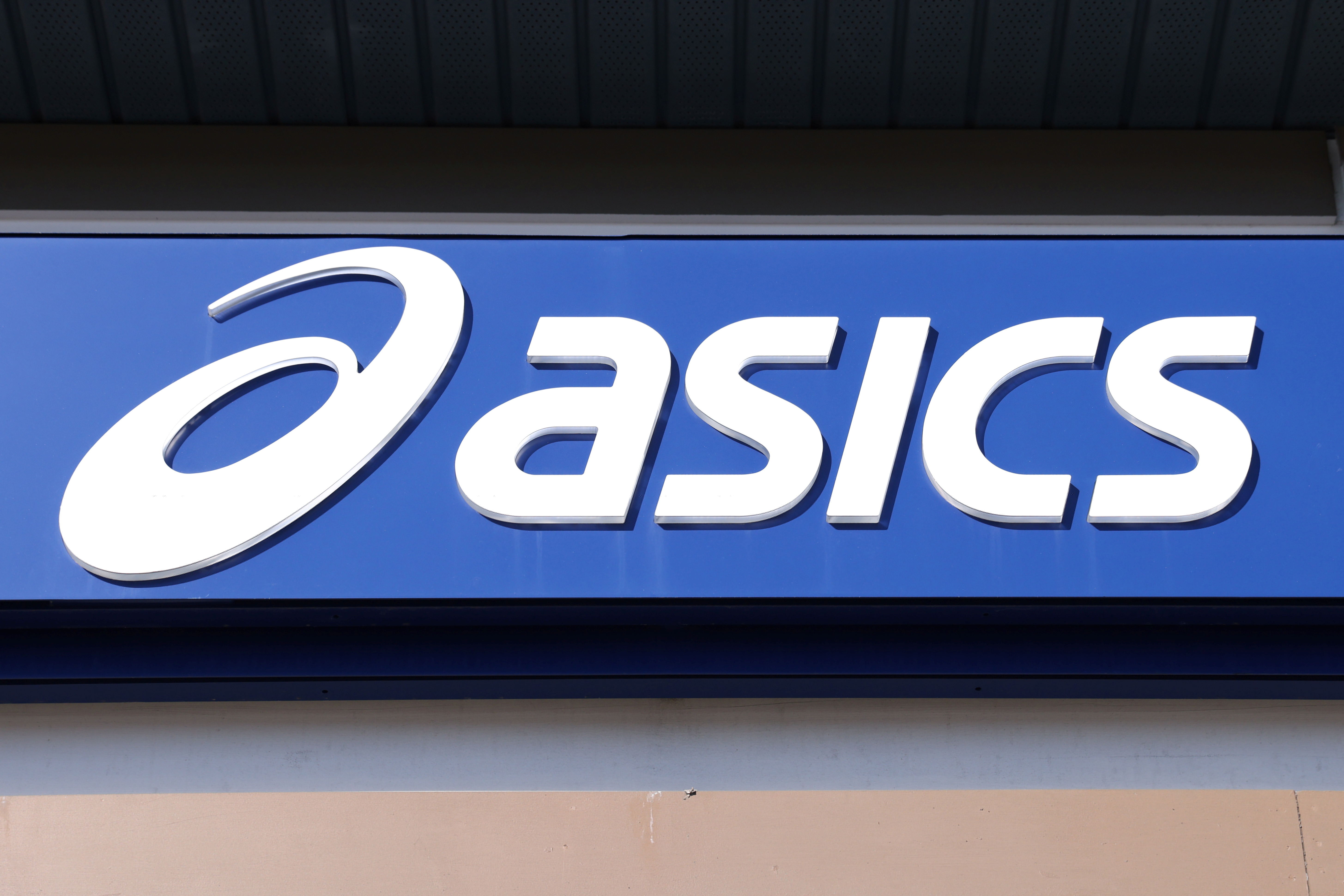 アシックス、通期予想を上方修正 オニツカタイガー好調続く | ロイター