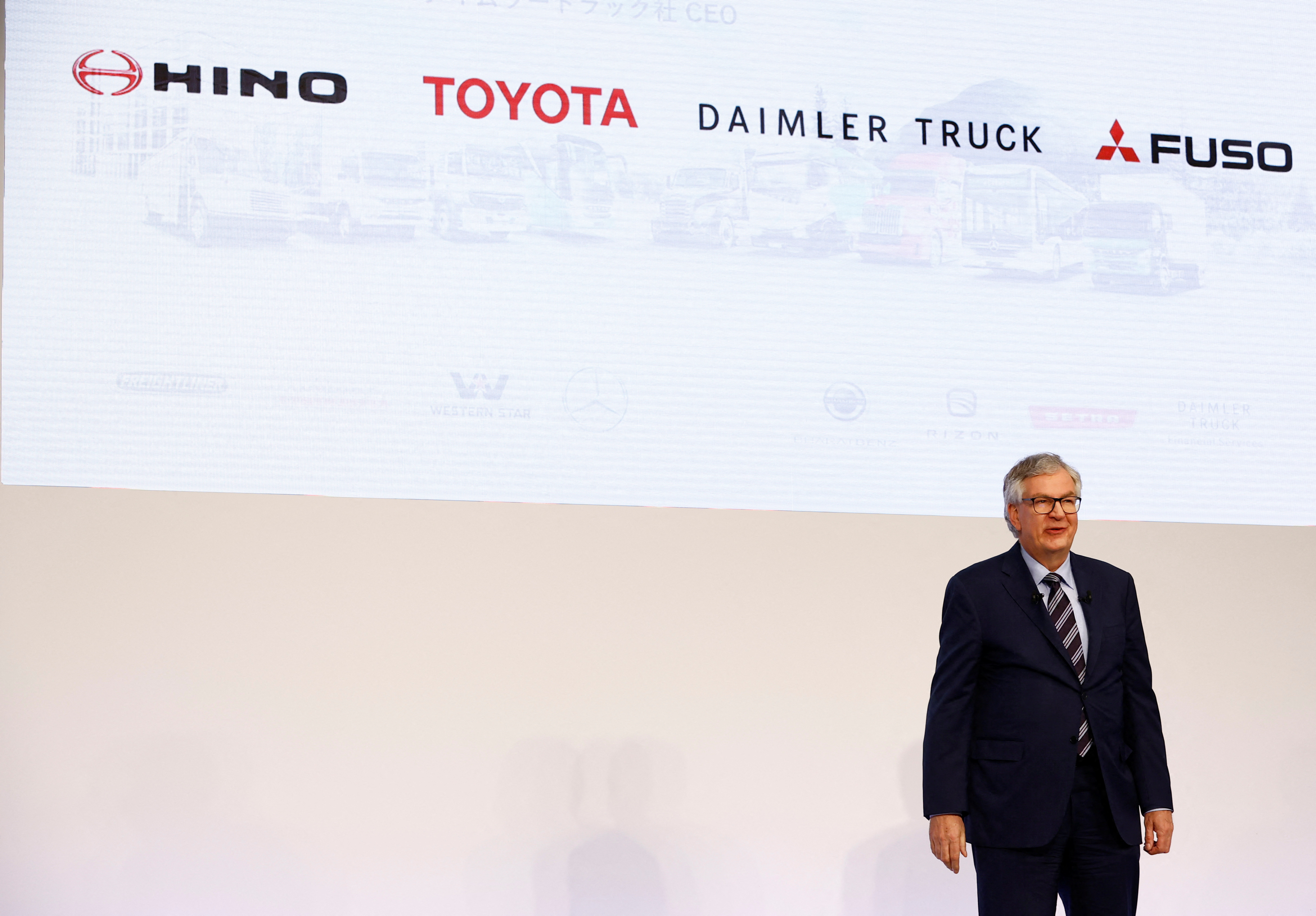 Toyota, Daimler in deal to combine Japan truck operations