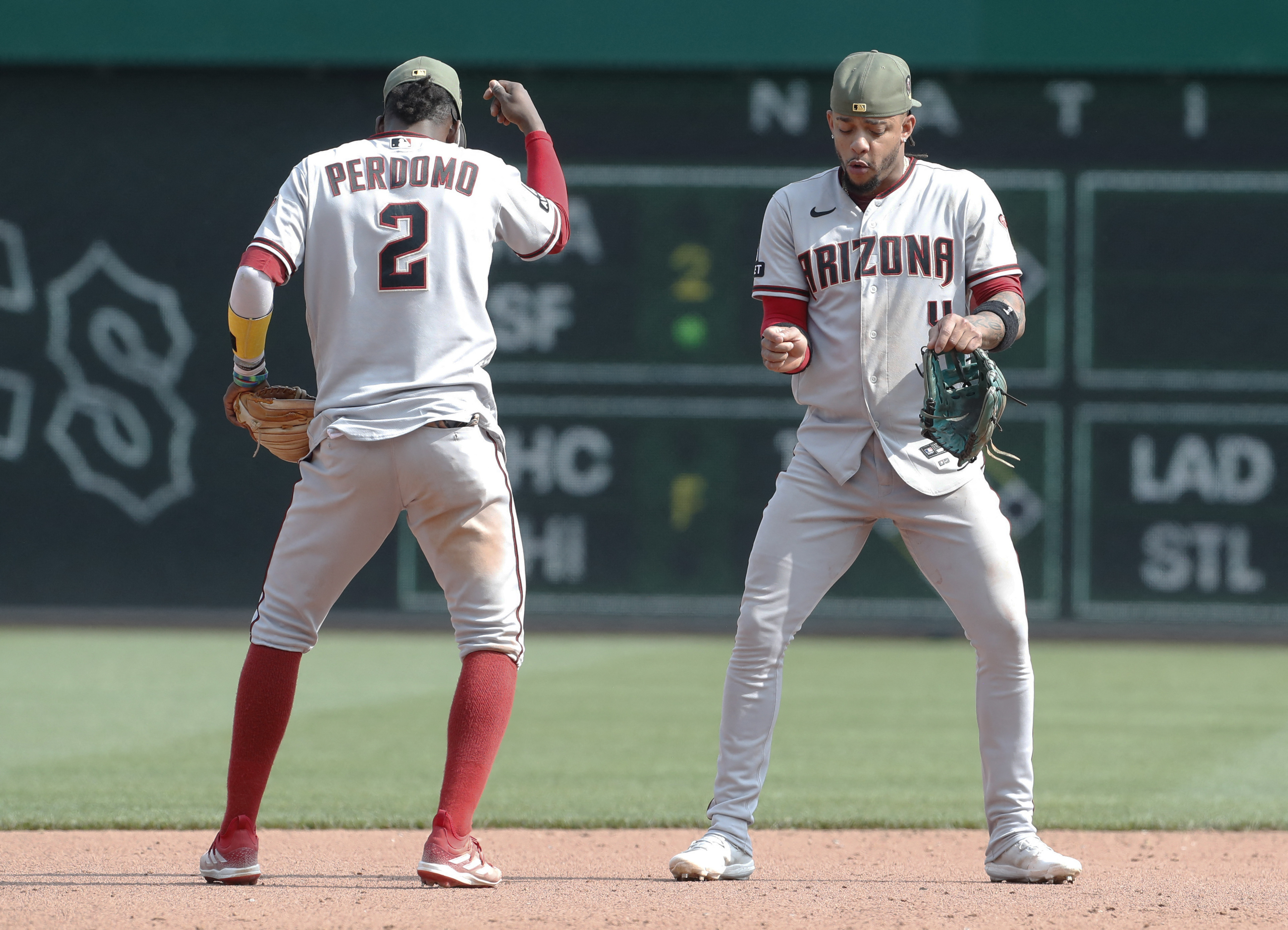 Christian Walker drives in 3, leads Diamondbacks over Pirates