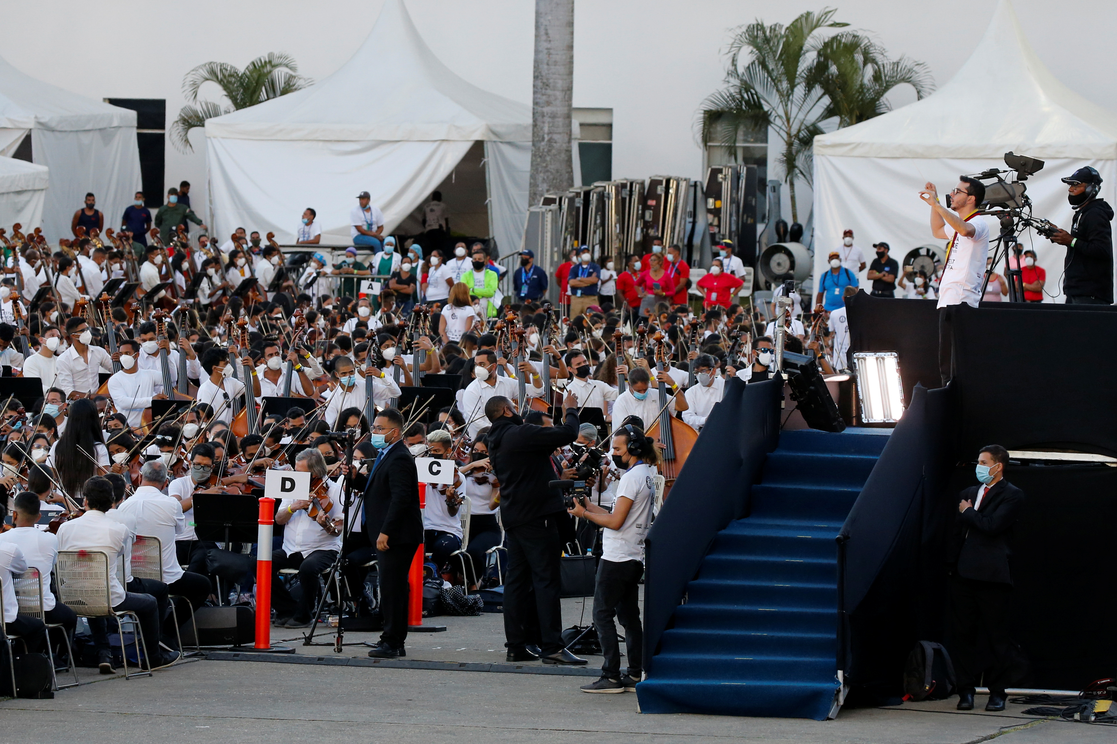 Conductor Andres David Ascanio conducts musicians of Venezuela's National System of Youth Orchestras and Choirs during a concert as they try to break the Guinness World Record for the largest orchestra in the world, in Caracas, Venezuela November 13, 2021. REUTERS/Leonardo Fernandez Viloria