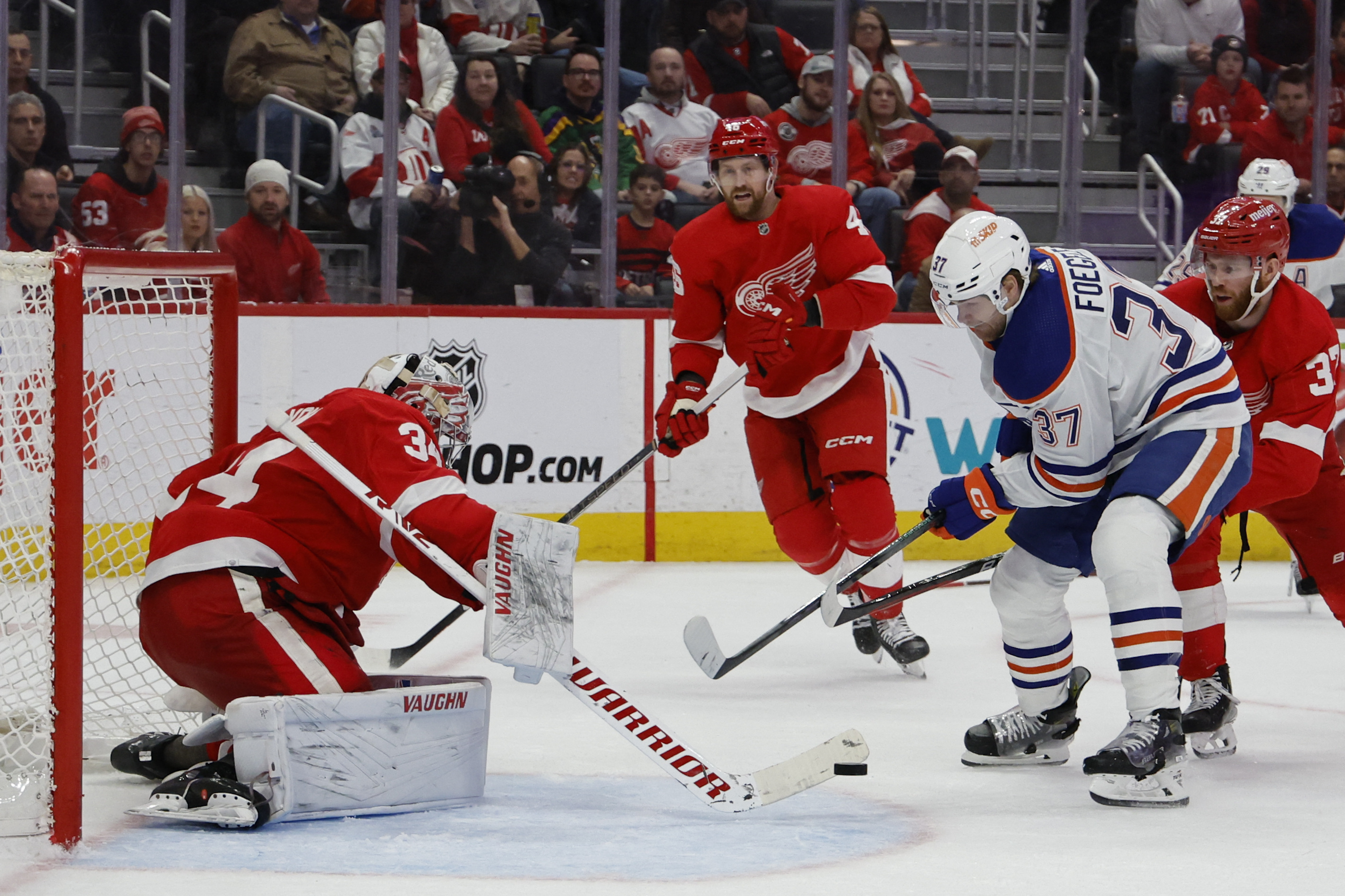 Oilers edge Wings in OT for record-tying 9th straight win | Reuters