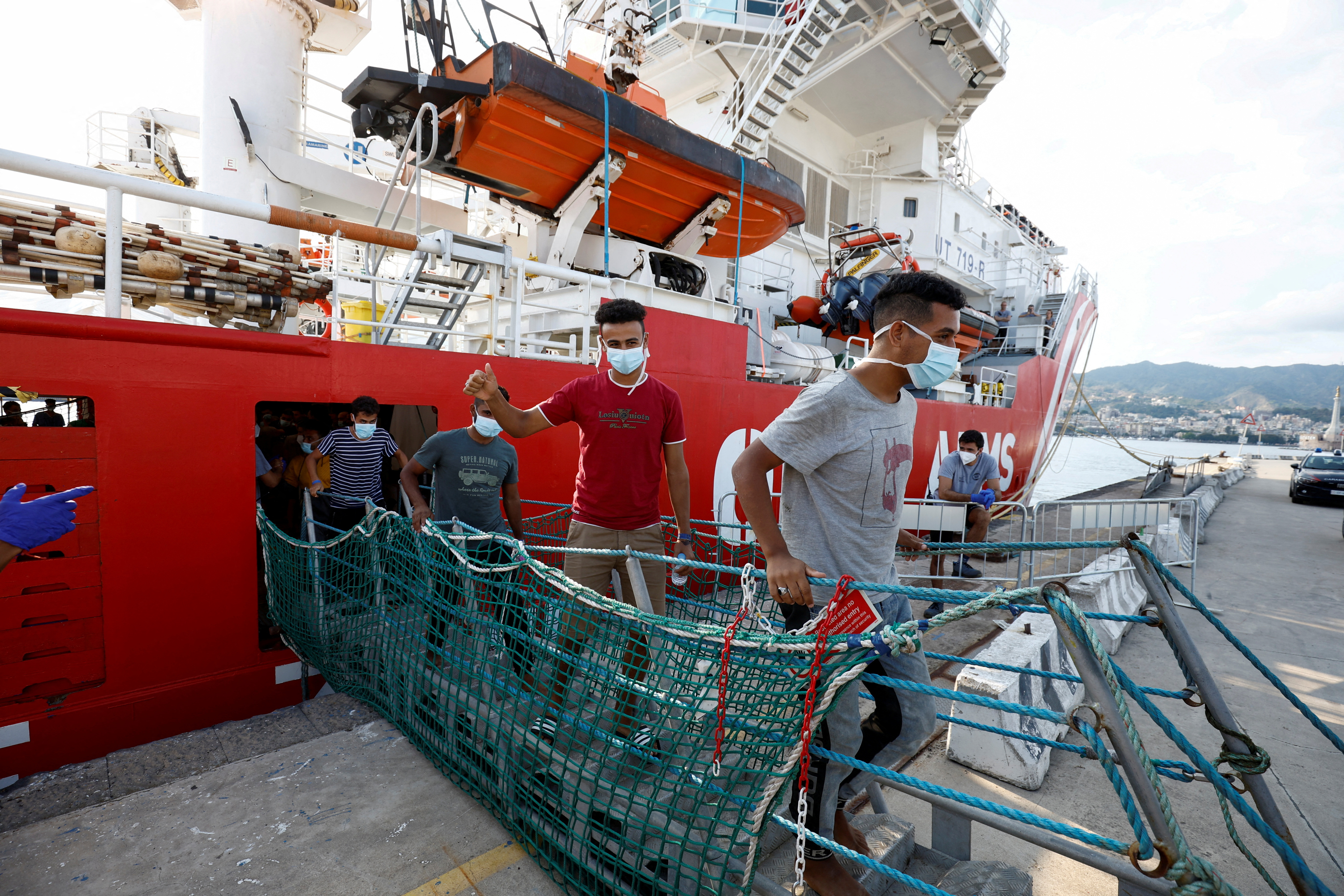 L’Italia trattiene una nave di beneficenza per migranti dopo molteplici salvataggi
