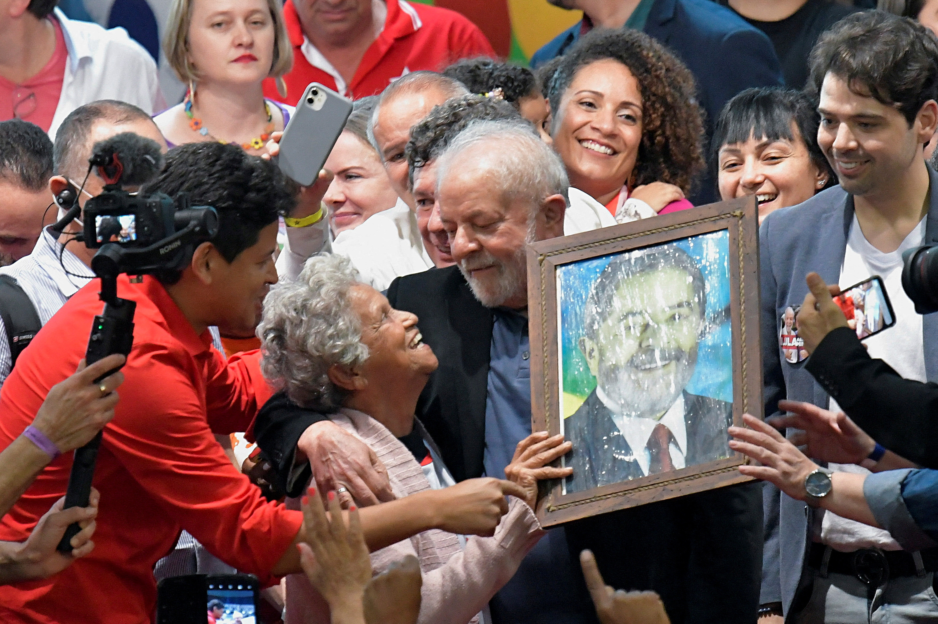 رئیس جمهور سابق برزیل، لوئیز ایناسیو لولا داسیلوا، کاندیدای پیشین ریاست جمهوری در مراسم Lula abraca Minas (لولا میناس را در آغوش می گیرد) شرکت می کند.
