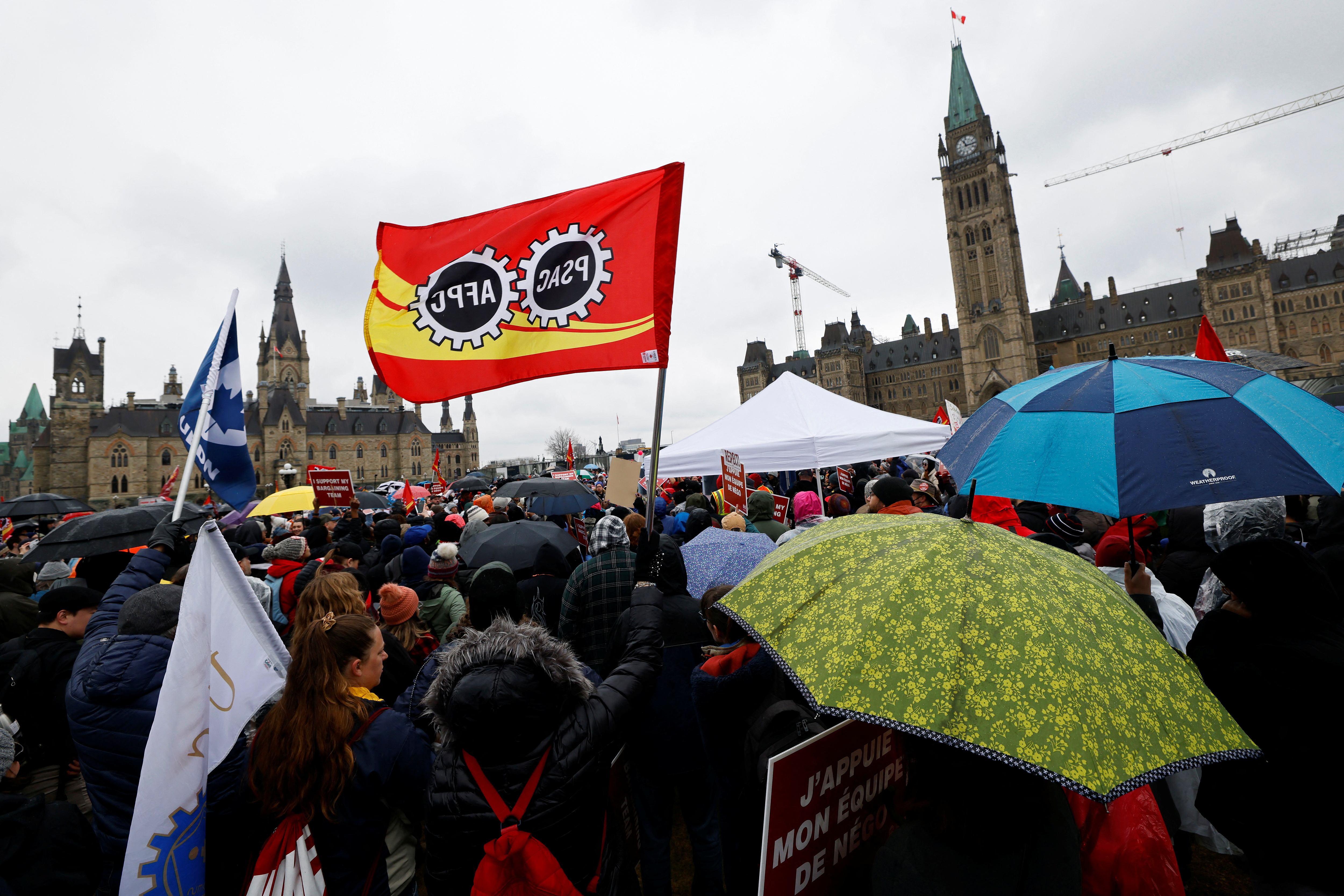 More than 155,000 public sector union workers strike in Ottawa