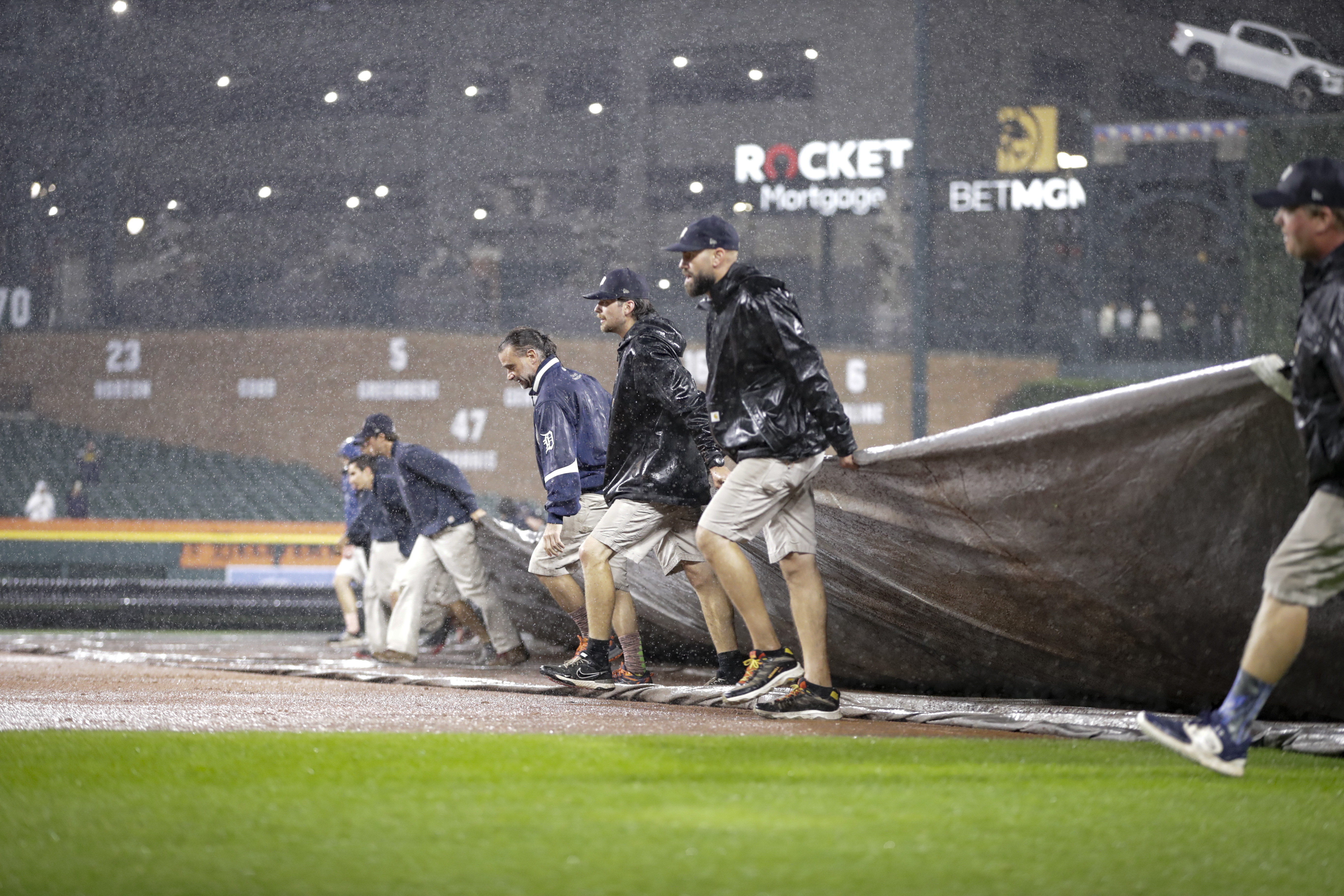 Tigers lead Royals in game suspended after 4 innings