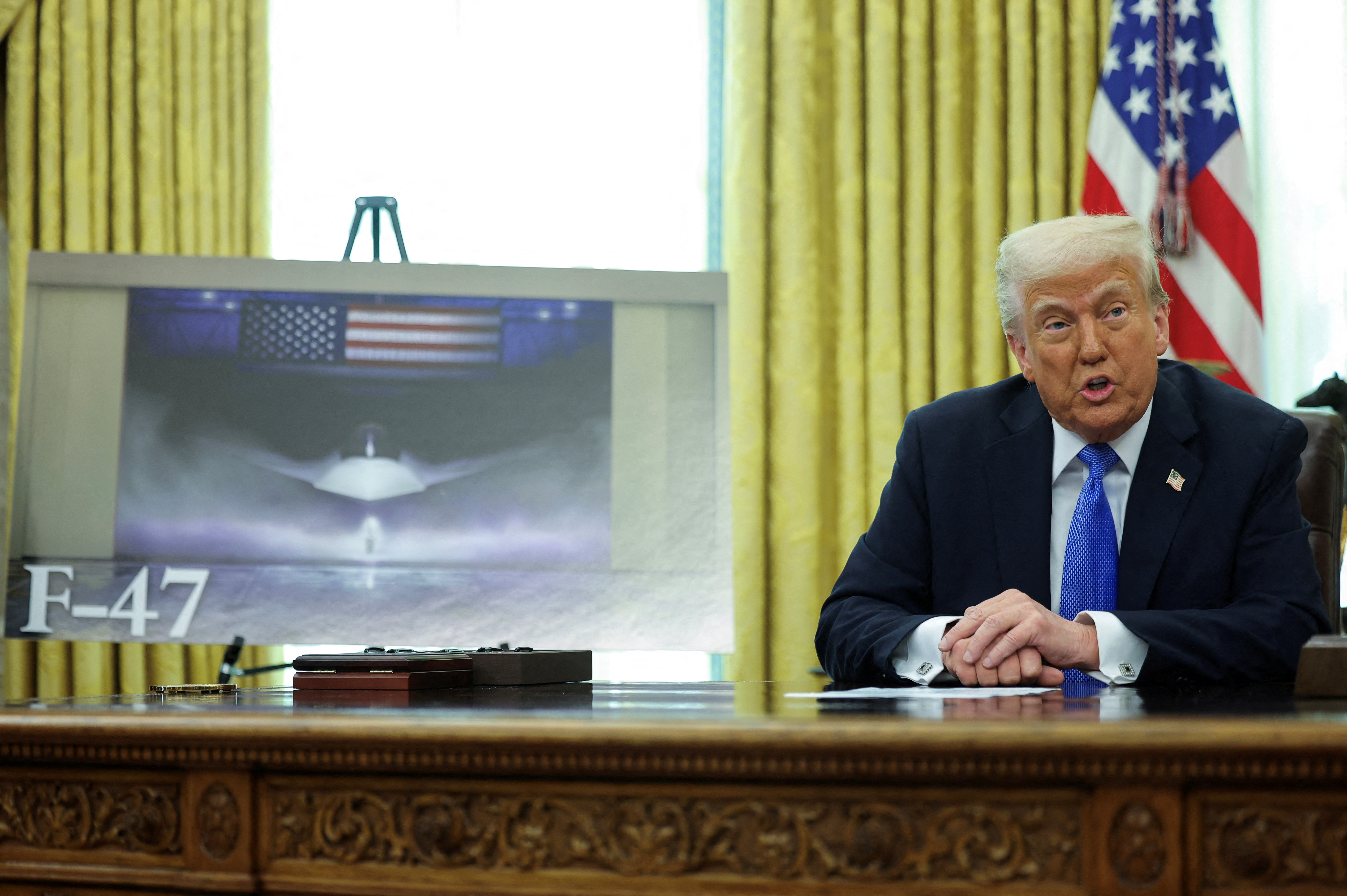 新品未開封アメリカ戦闘機トランプ 地球最後の日」に使われる軍用機2機が、トランプ大統領の感染