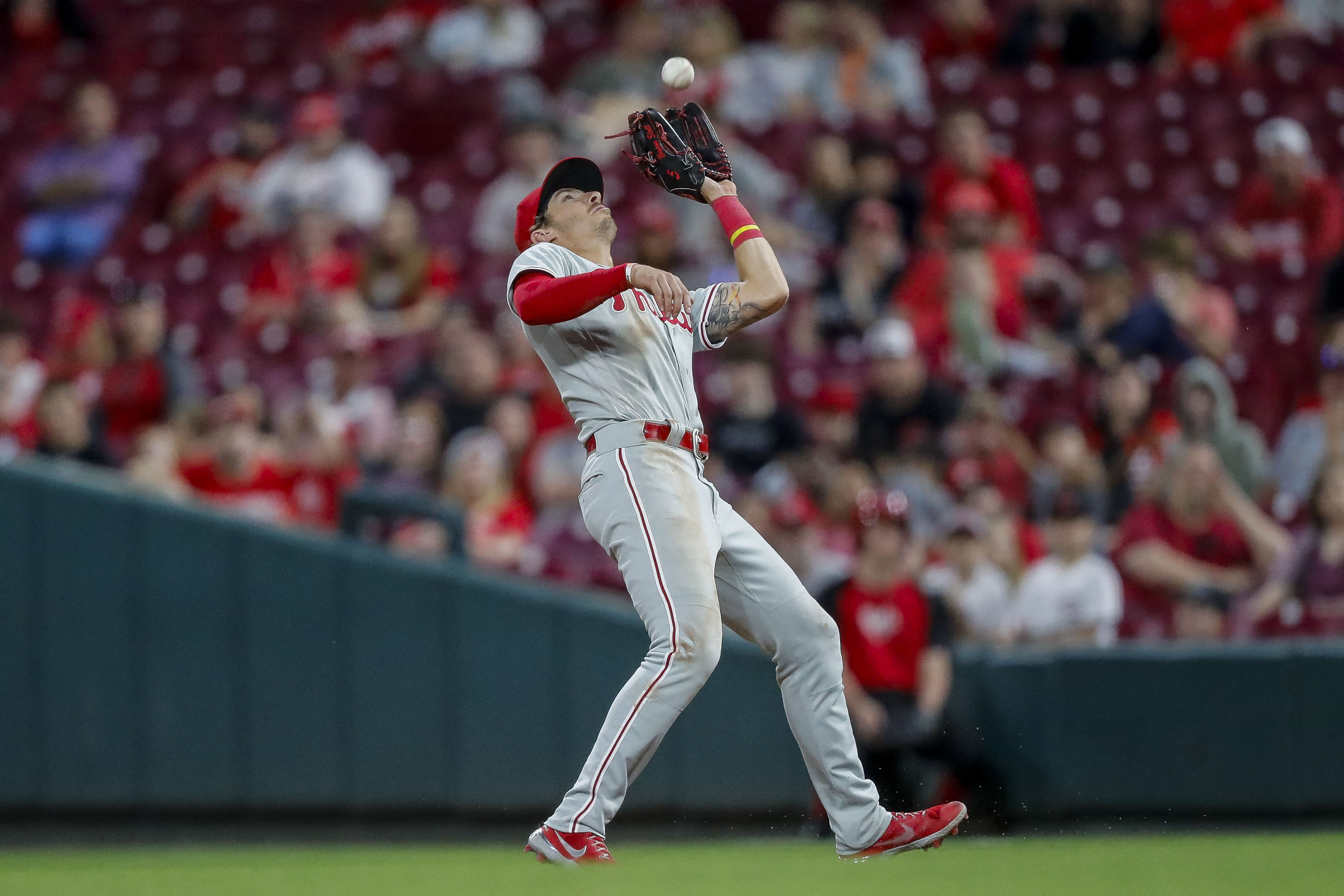 Phillies end 3-game skid by routing Reds