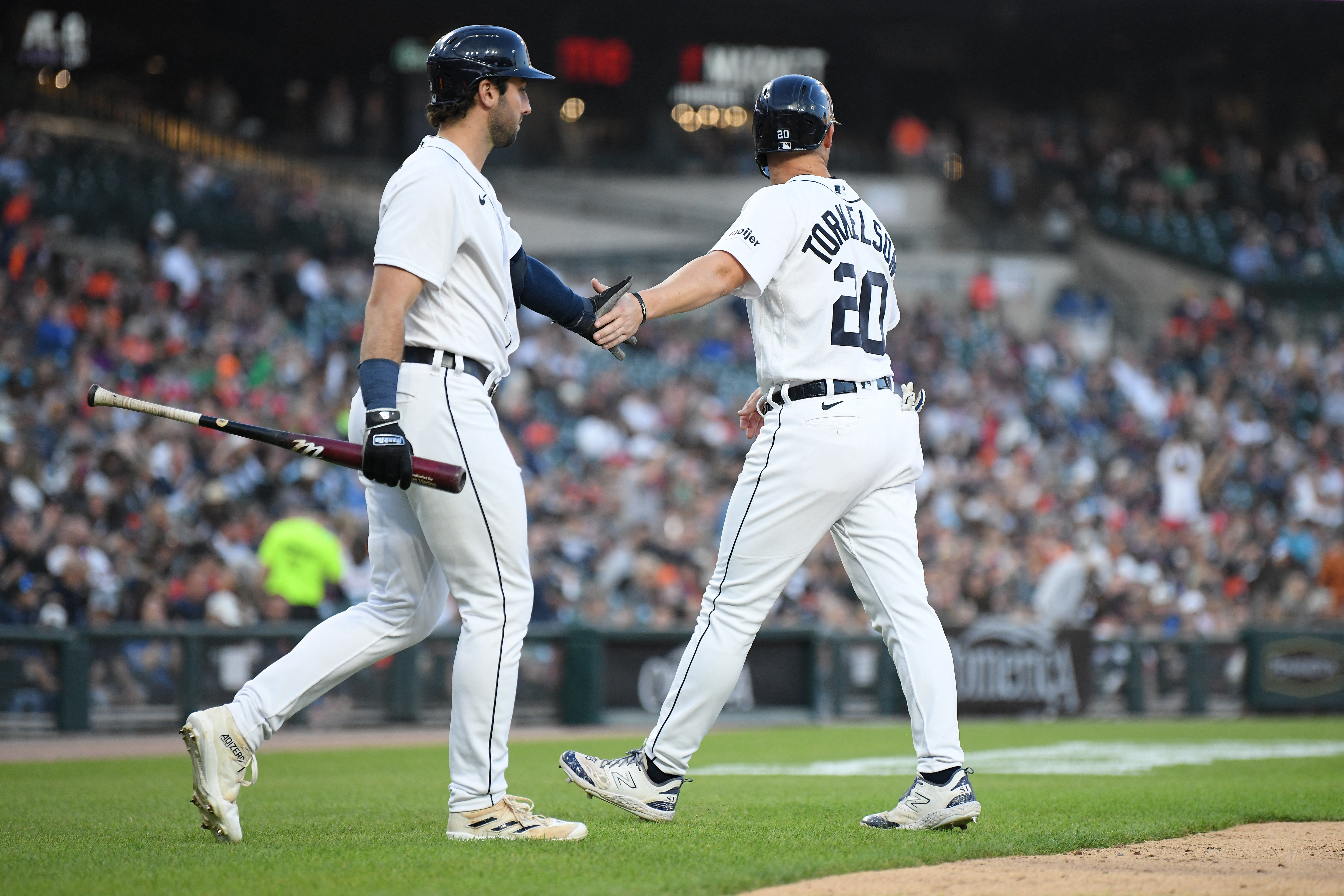 White Sox score early and often, rout Tigers