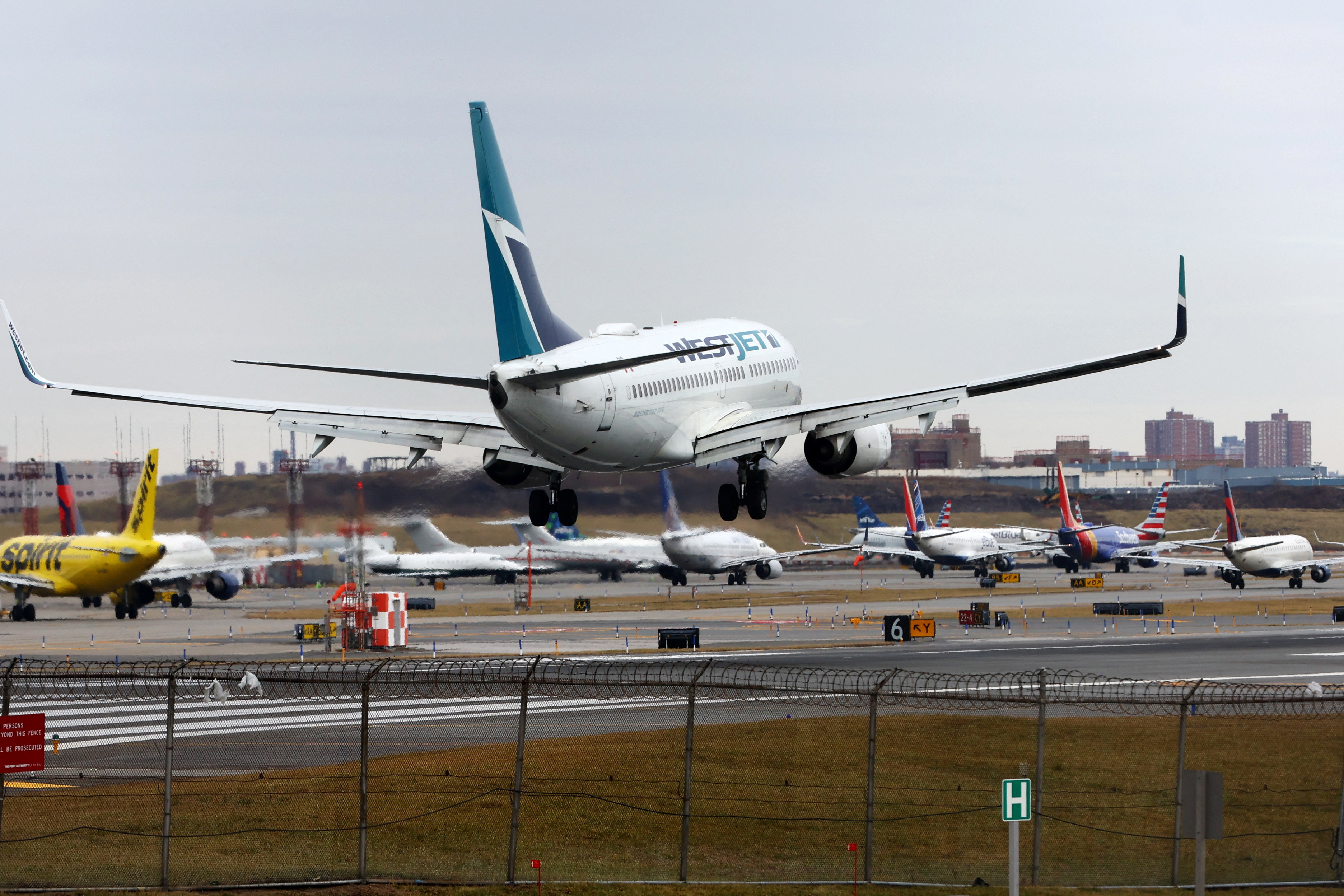 Le compagnie aeree stanno riprendendo i voli all'aeroporto LaGuardia di New York a seguito di un'interruzione del sistema FAA