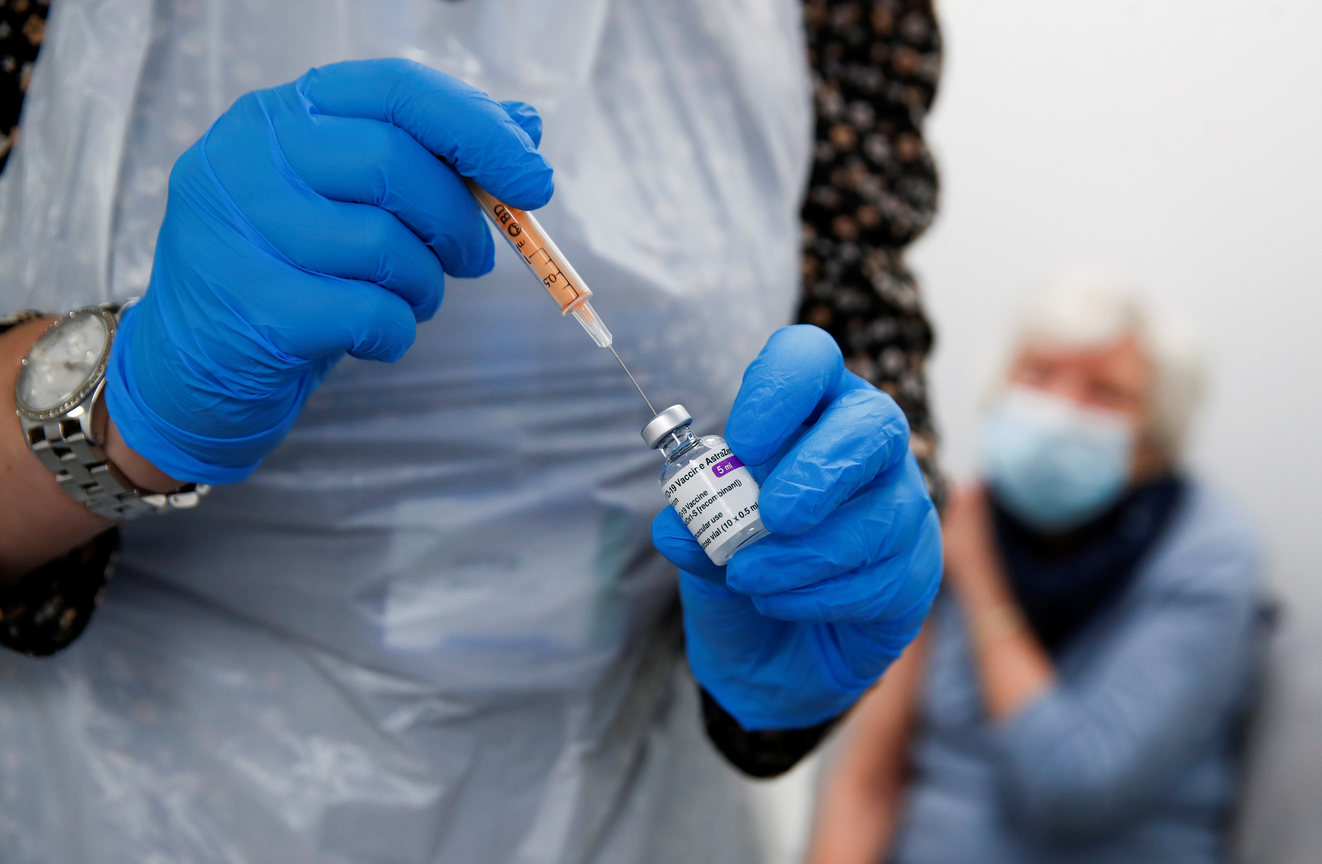 A health worker fills a syringe with a dose of the Oxford/AstraZeneca COVID-19 vaccine at the Appleton Village Pharmacy, amid the coronavirus disease (COVID-19) outbreak, in Widnes, Britain January 14, 2021. REUTERS/Jason Cairnduff