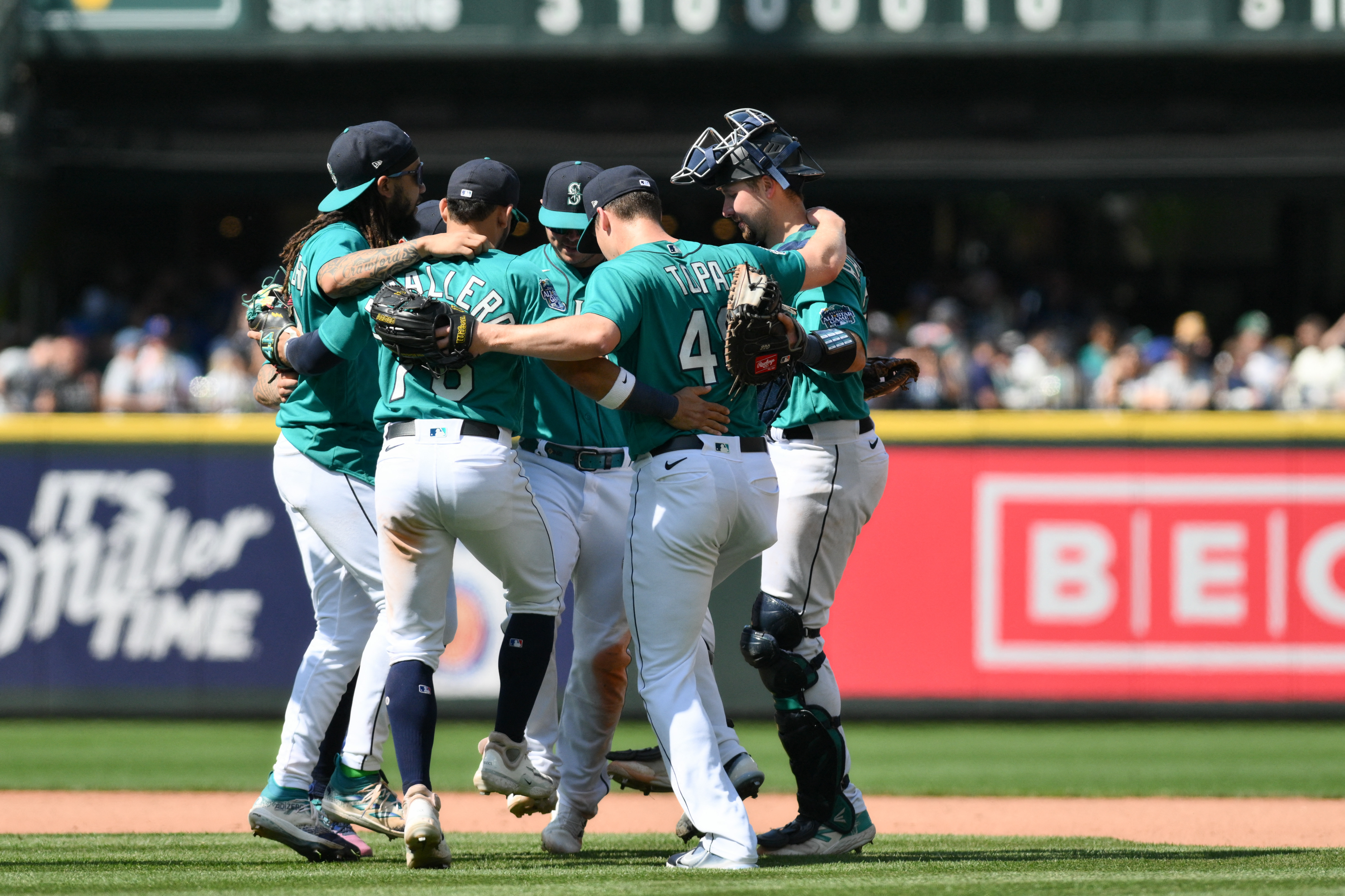 Luis Castillo strikes out 10, Mariners blank Pirates