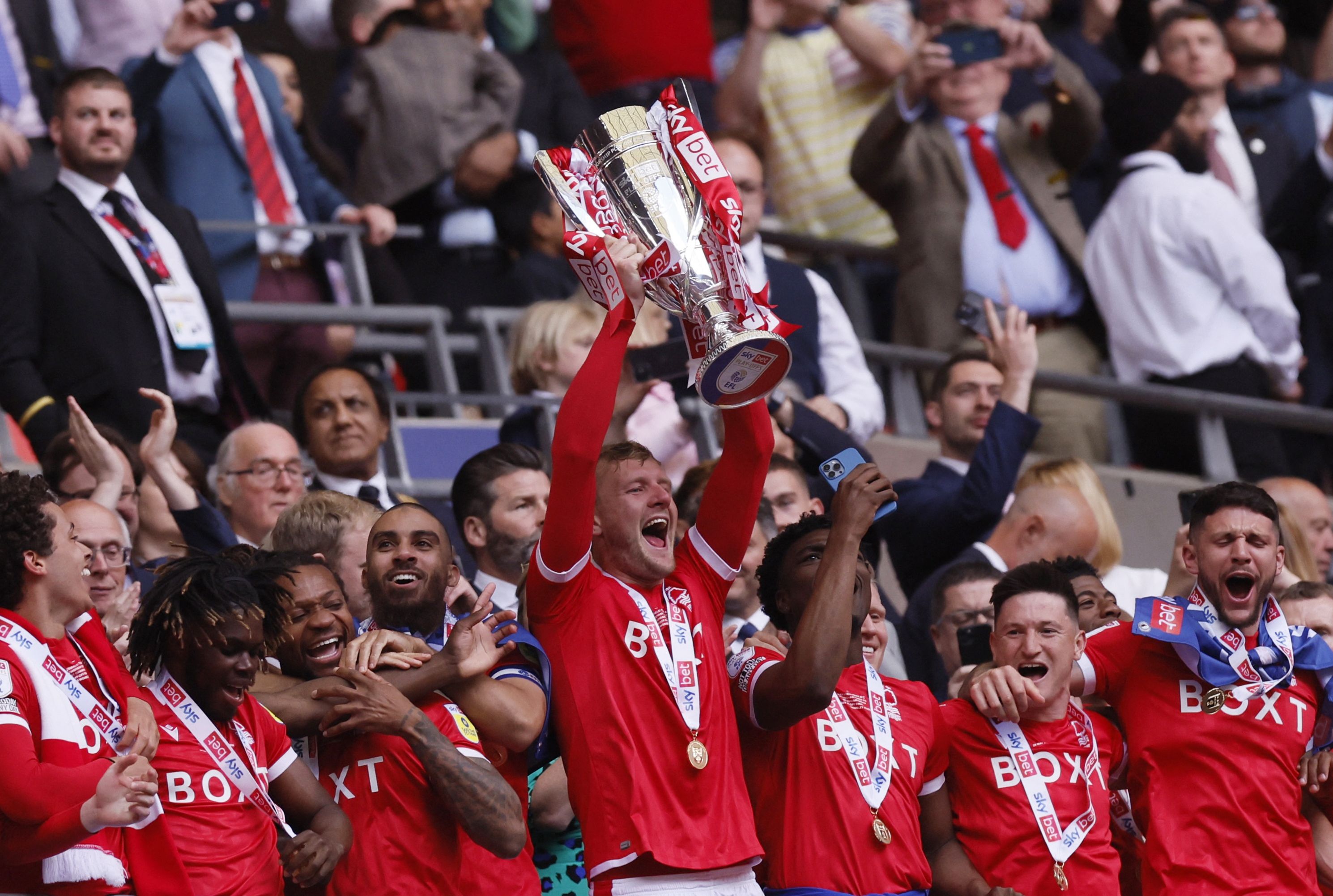 Nottingham Forest vence playoff e volta à Premier League após 23