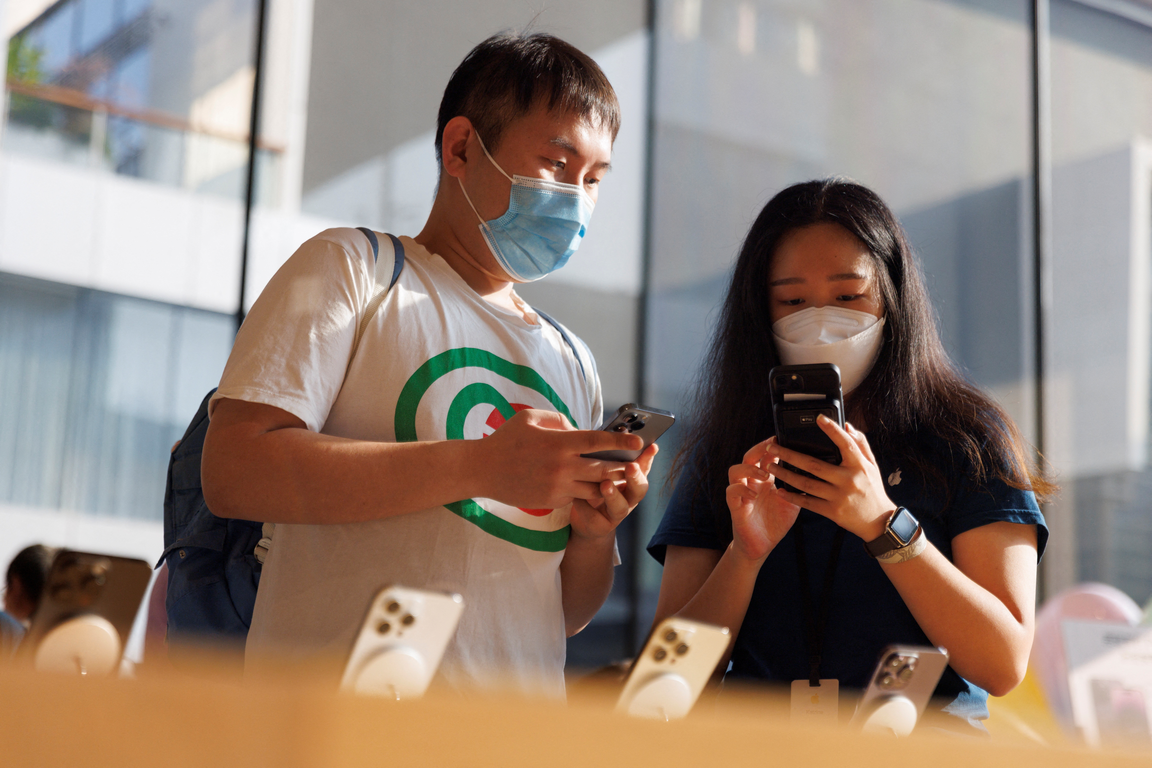 Un client parle à un vendeur dans un Apple Store alors que les nouveaux modèles d'iPhone 14 d'Apple Inc sont mis en vente à Pékin