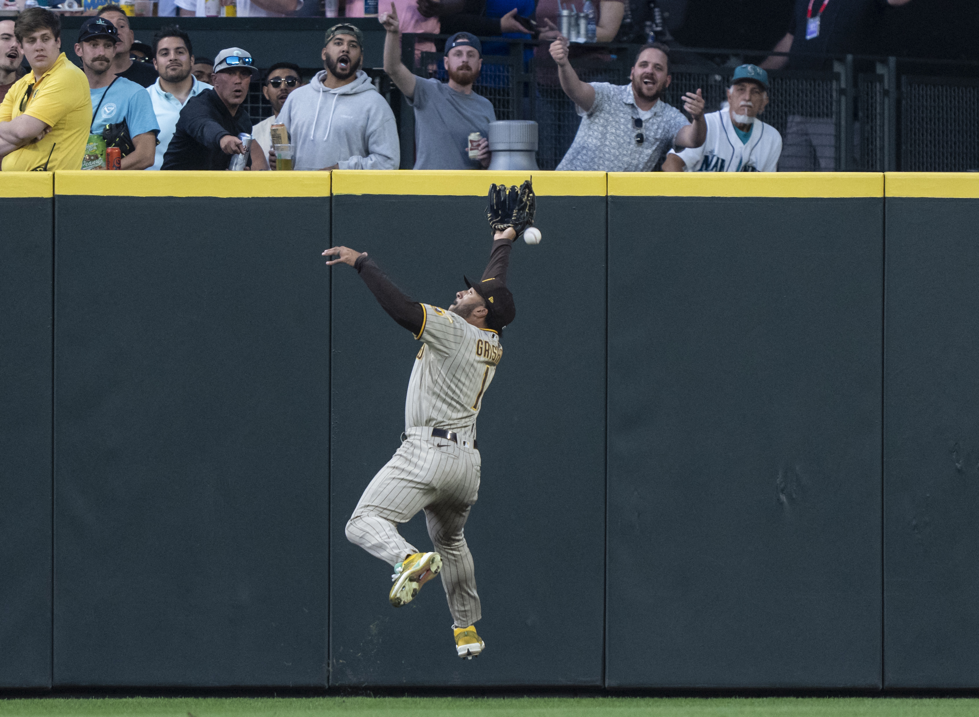 Logan Gilbert shuts down Padres, gets help from Julio Rodríguez