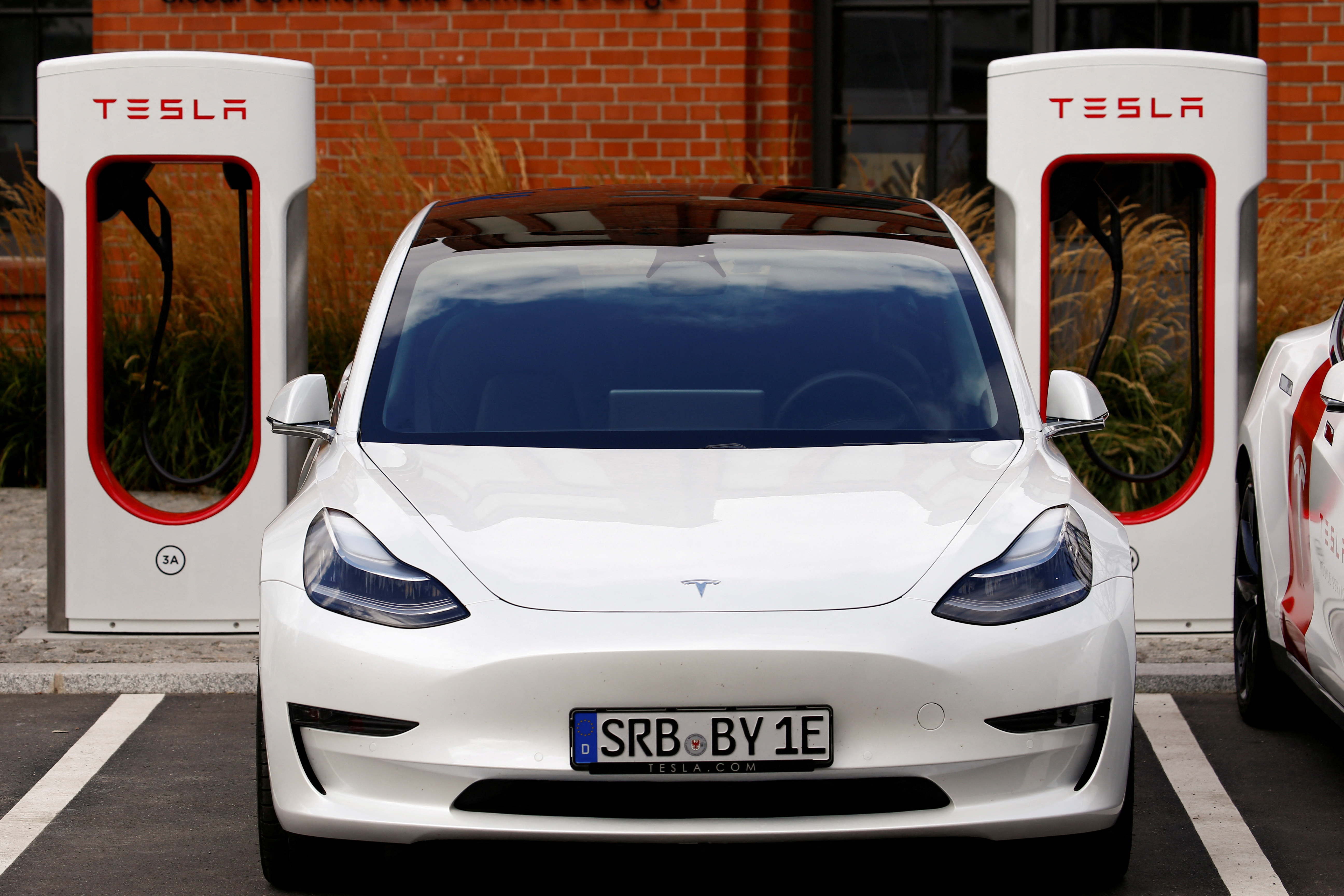 Tesla managers demonstrate V3 superchargers on German research campus in Berlin