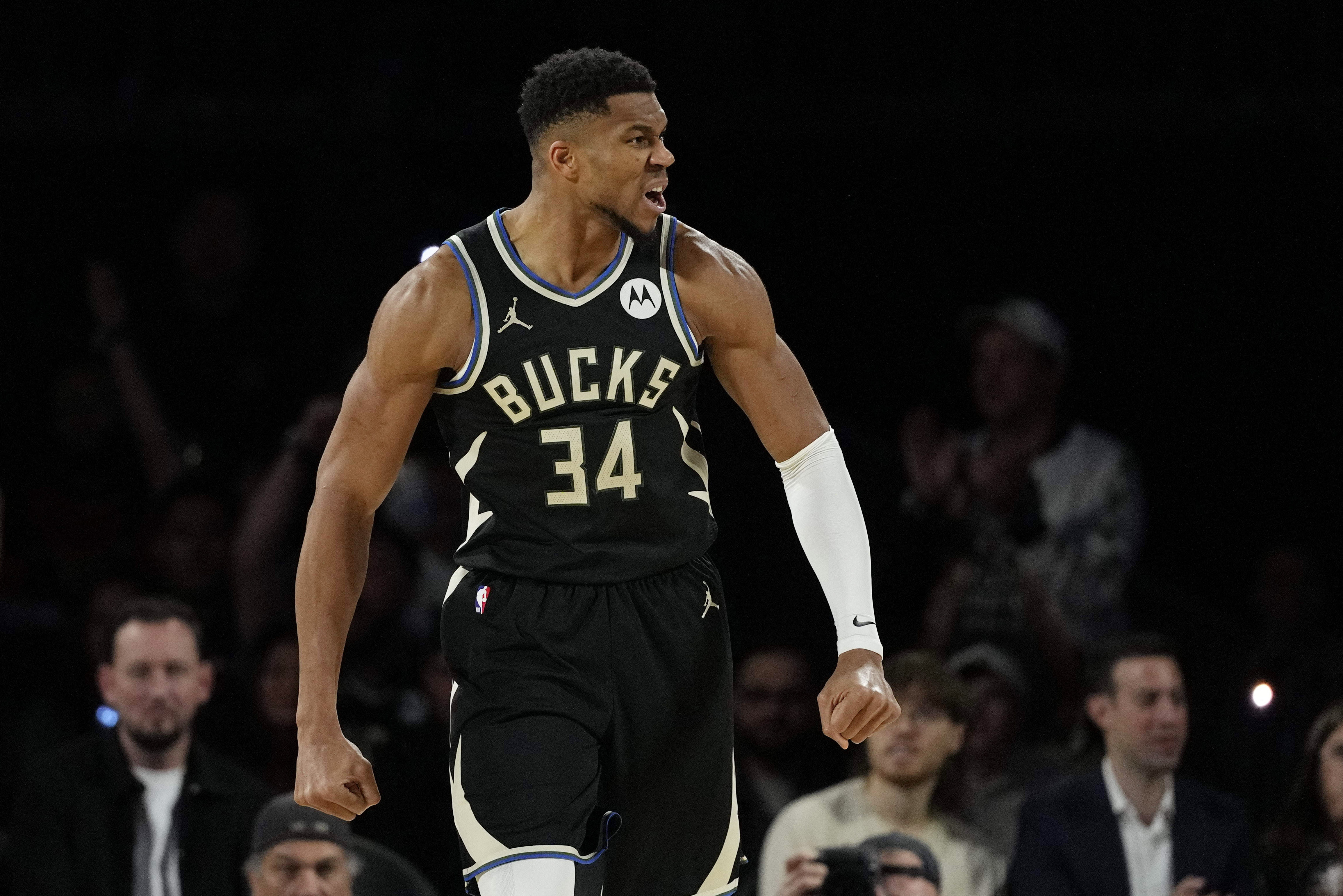 NBA＝バックスがカップ戦決勝進出、アデトクンボ32得点 | ロイター