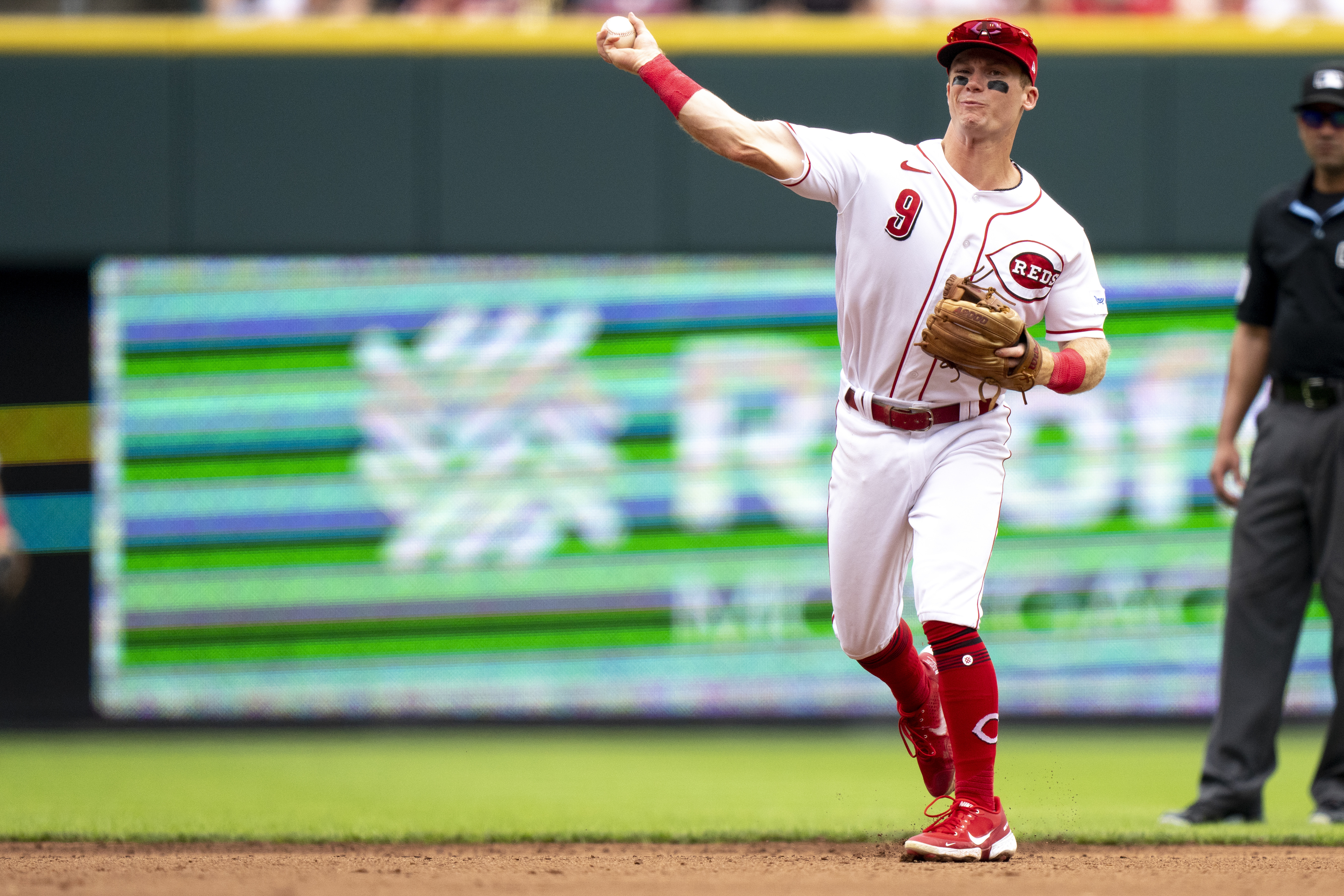 Marlins club three HRs to rally past Reds, 5-4