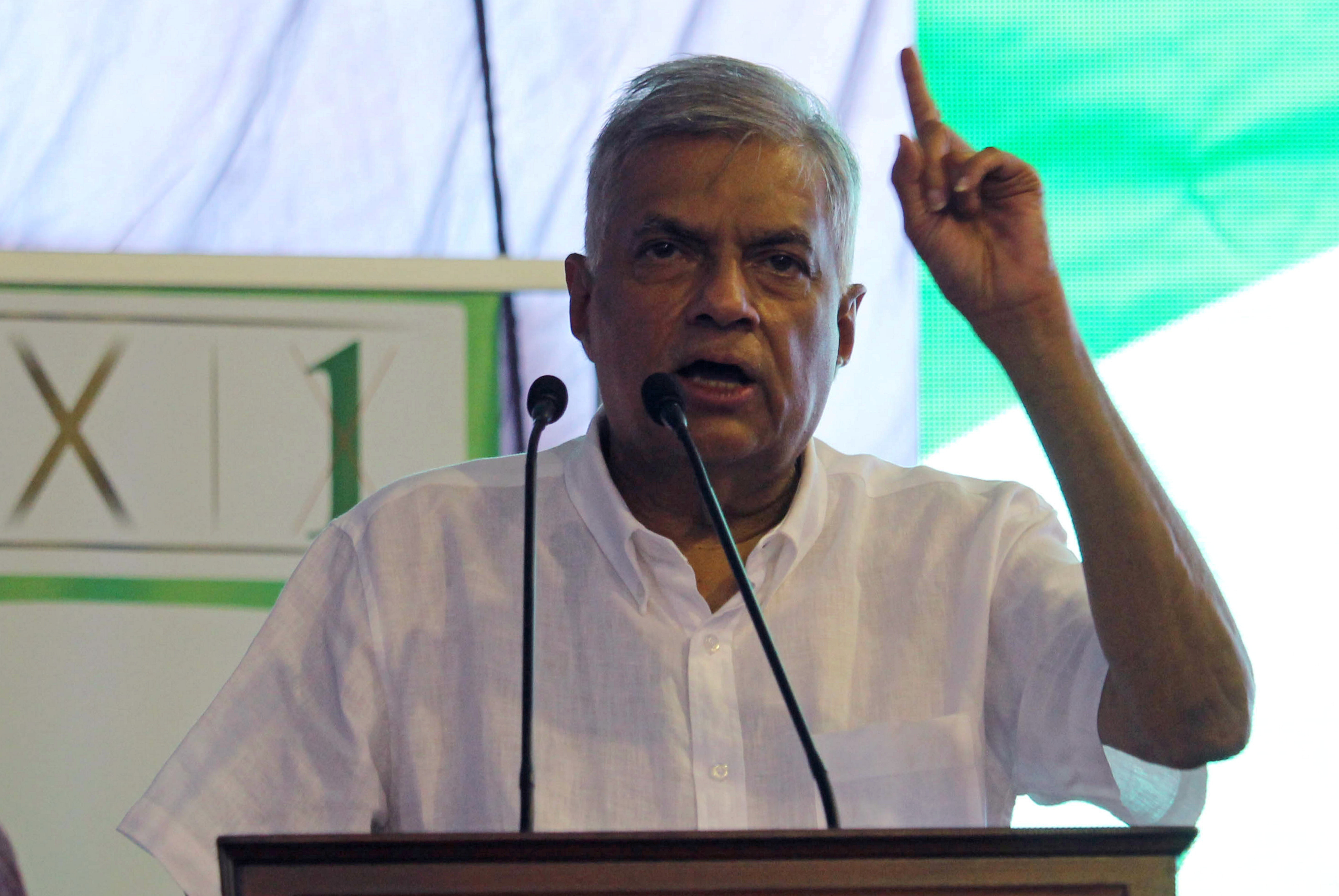 Wickremesinghe, líder del Partido Nacional Unido, habla a sus partidarios durante un mitin de campaña, en Galle