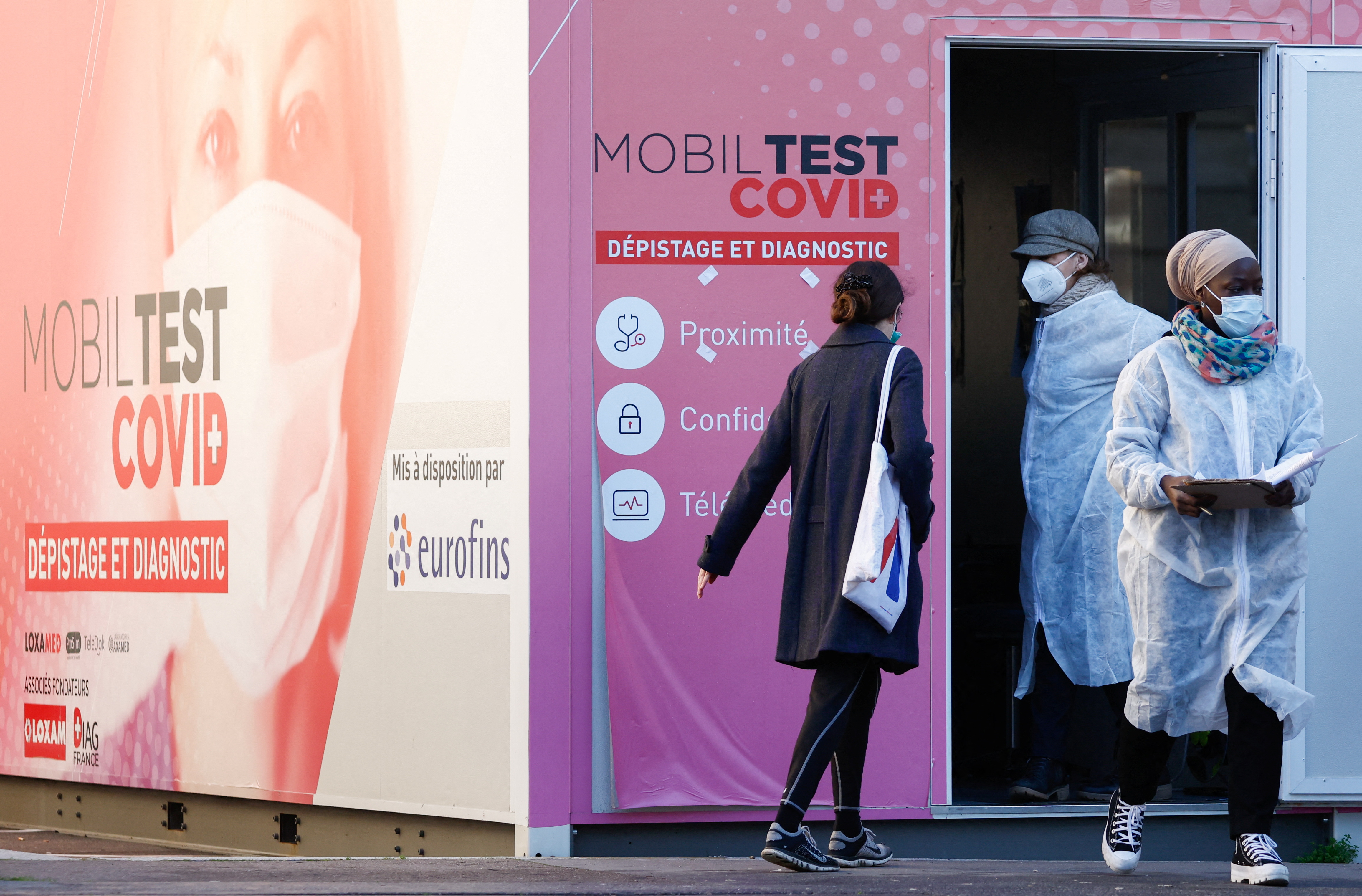 A woman arrives at a mobile test stand for coronavirus disease (COVID-19) in Paris, France, December 31, 2021. REUTERS / Christian Hartmann